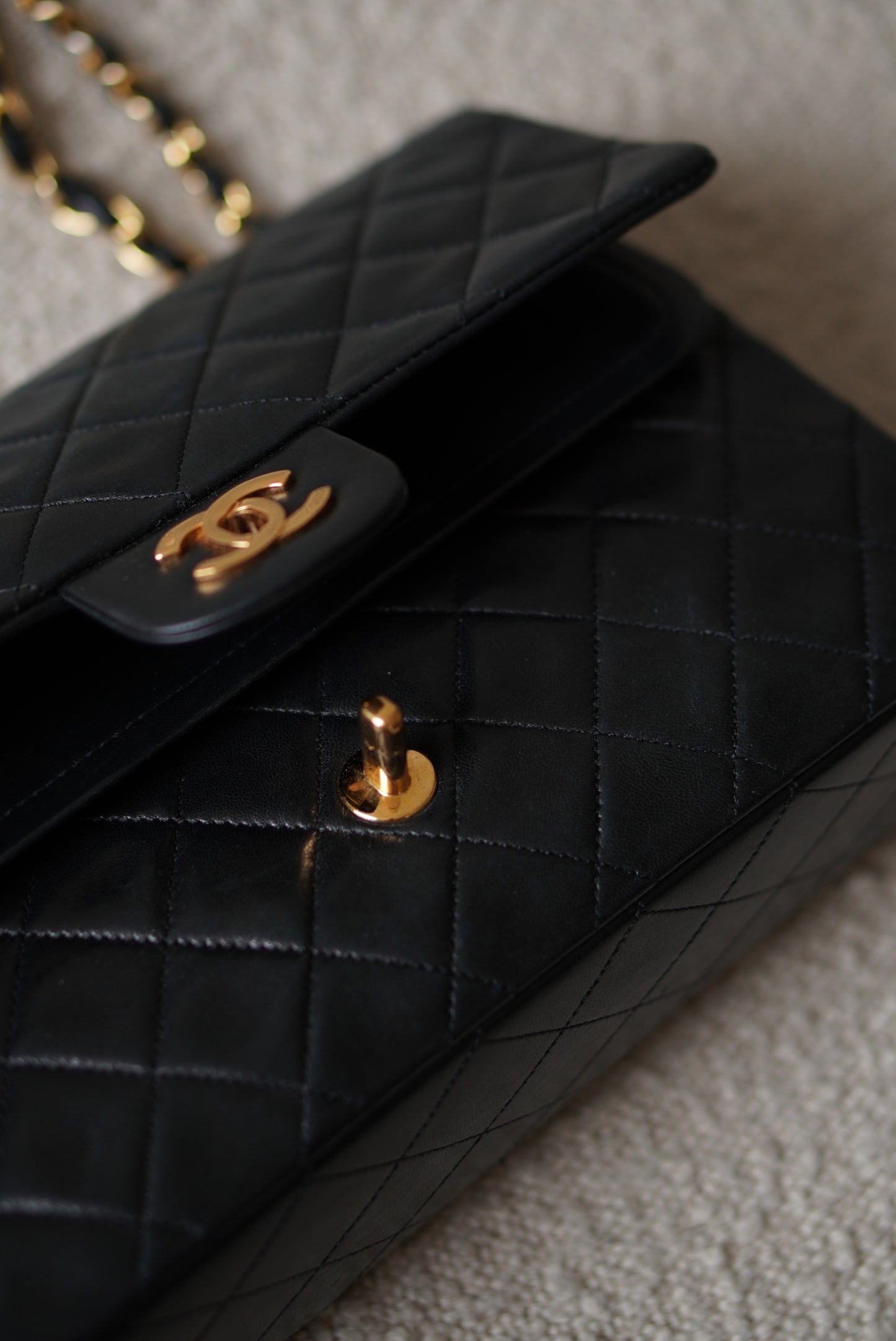 CHANEL CLASSIC MEDIUM DOUBLE FLAP
