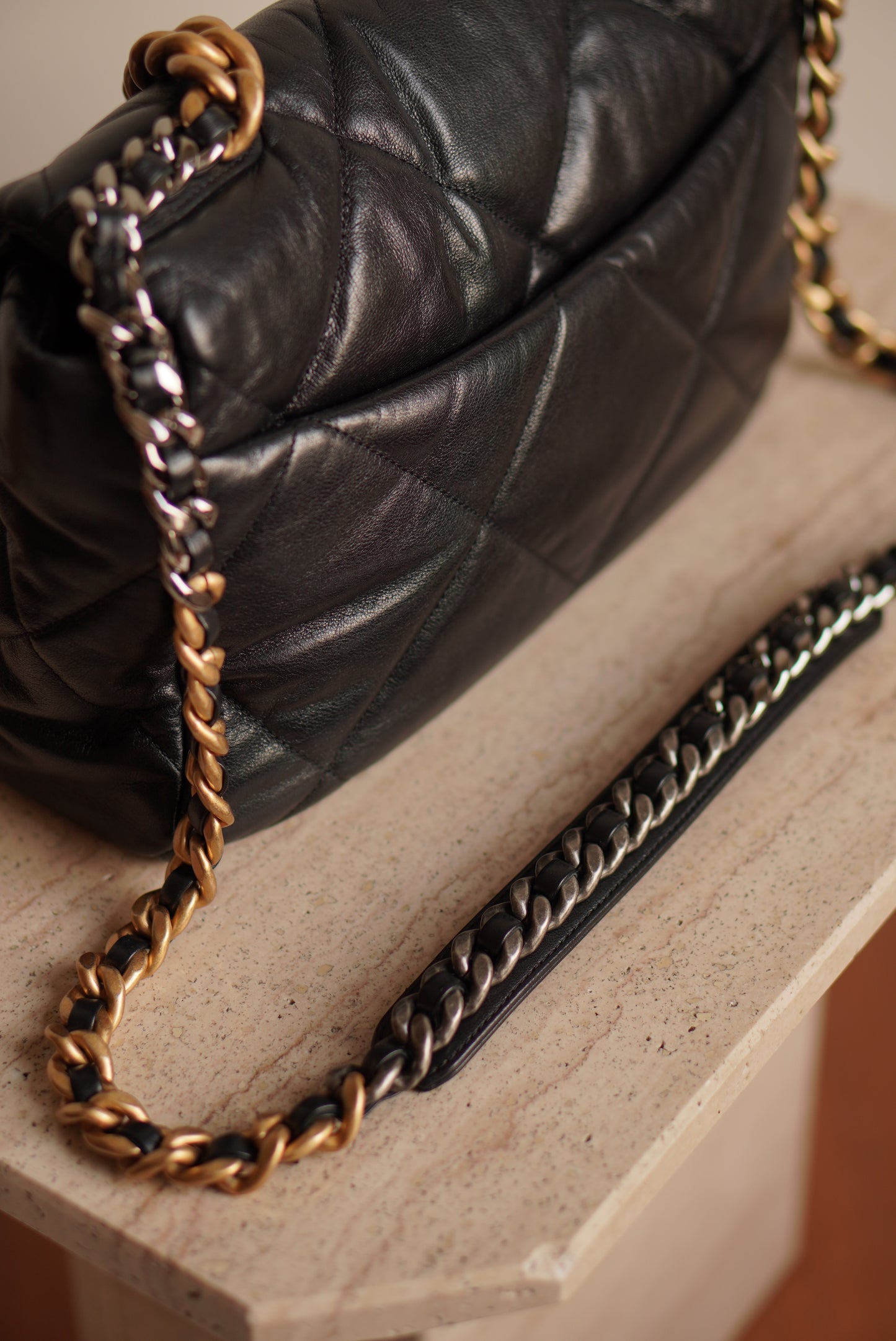 CHANEL 19 LARGE | BLACK