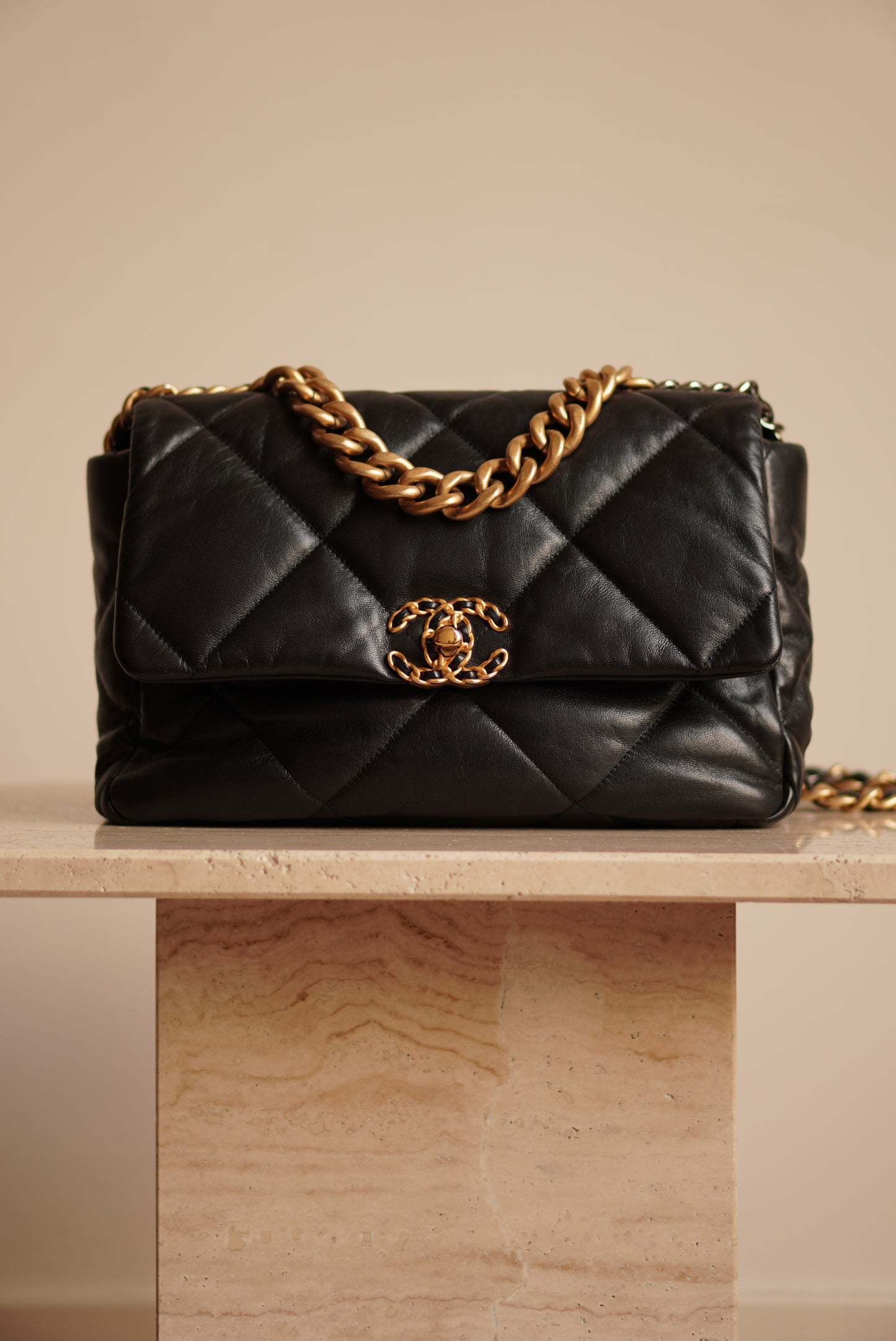 CHANEL 19 LARGE | BLACK