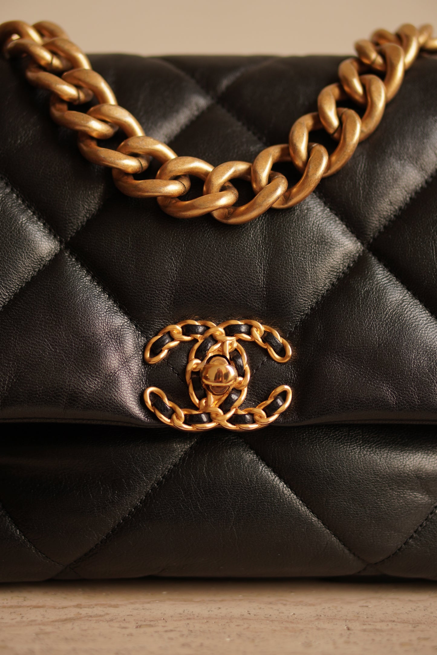 CHANEL 19 LARGE | BLACK