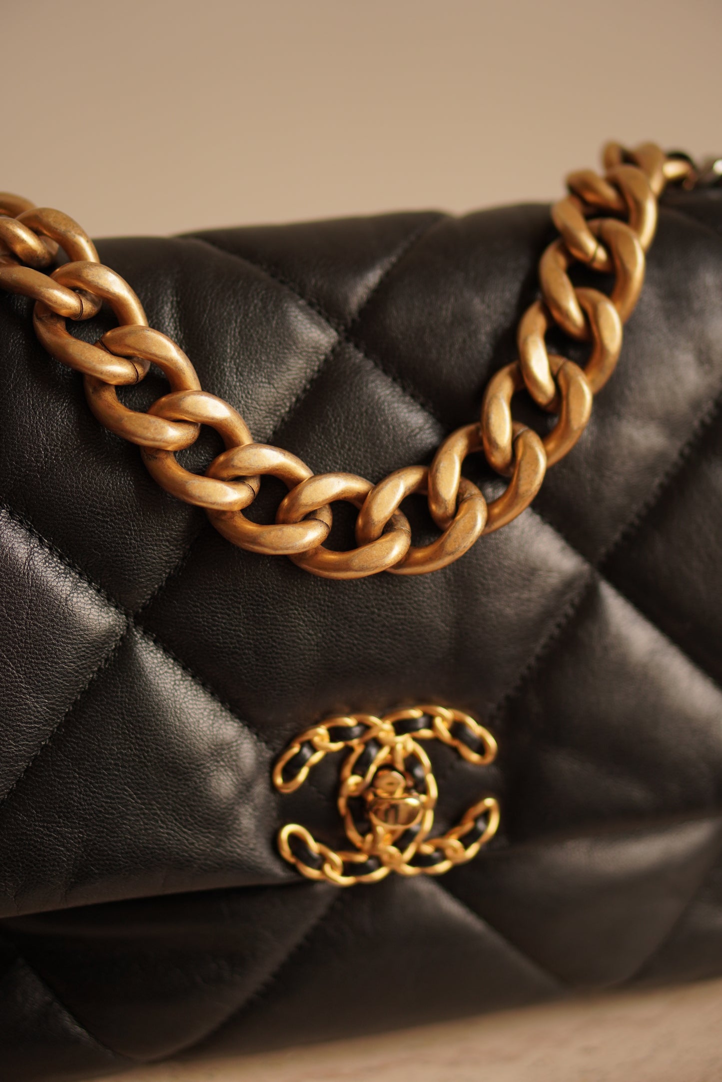 CHANEL 19 LARGE | BLACK