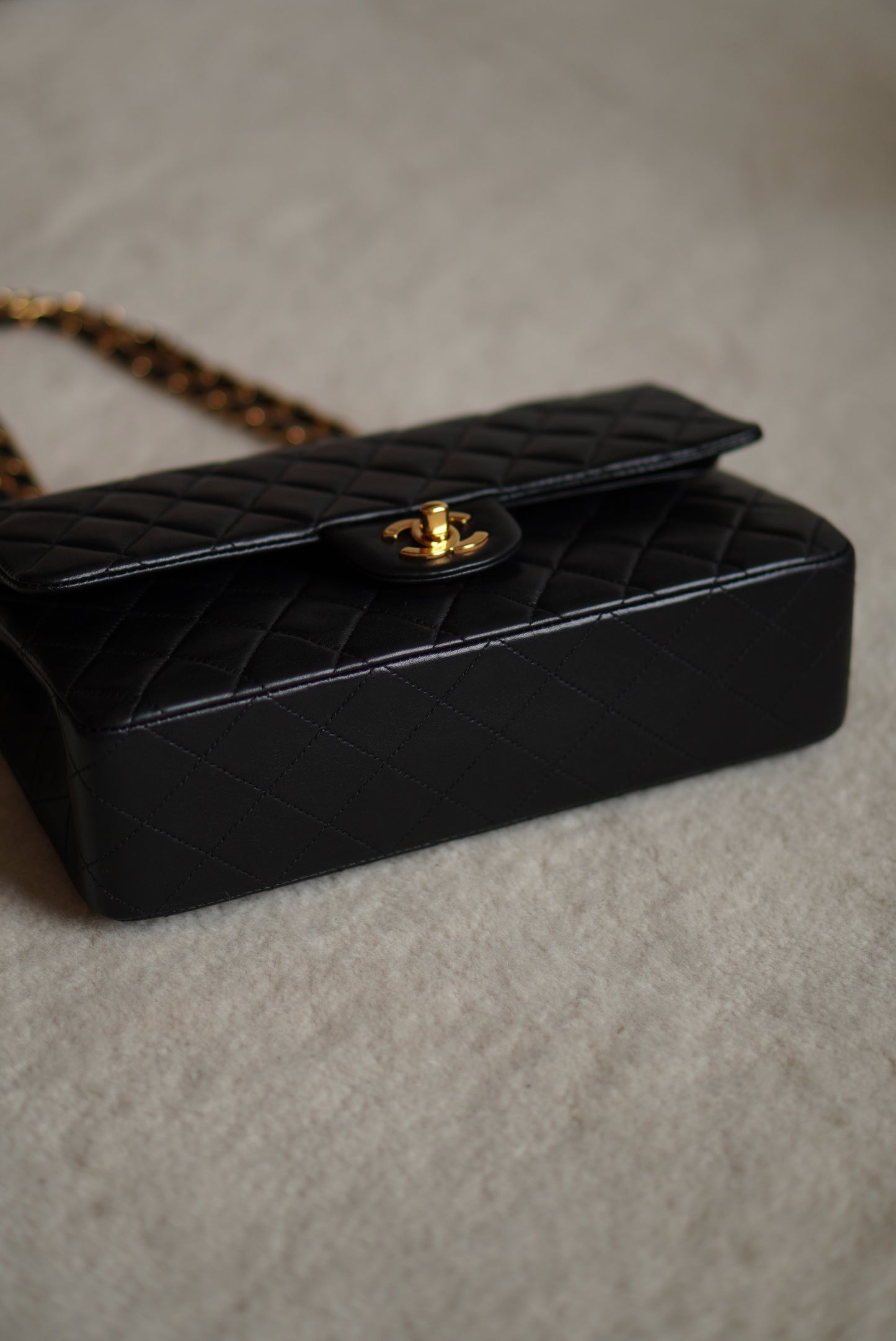 CHANEL CLASSIC MEDIUM DOUBLE FLAP