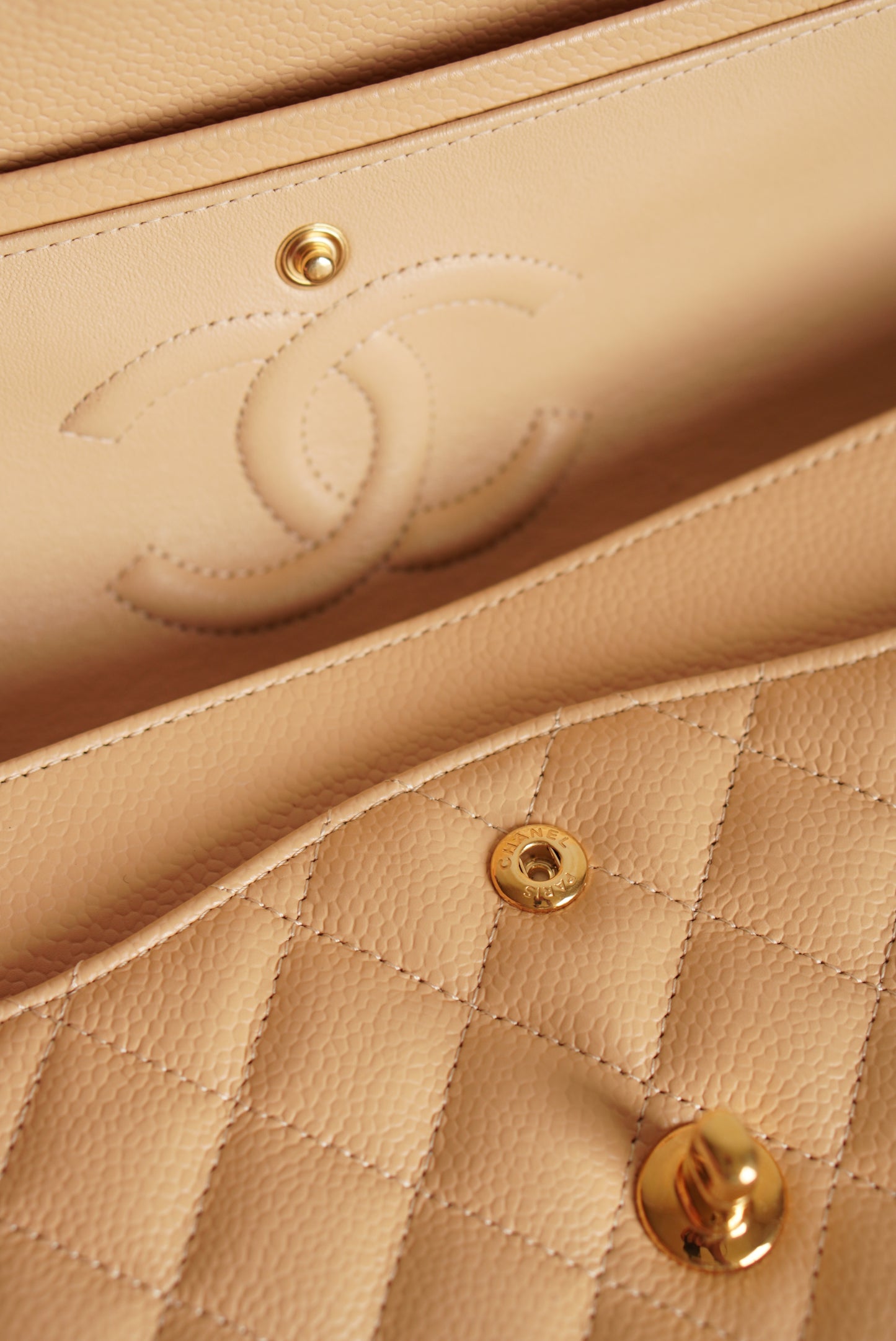 CHANEL CLASSIC MEDIUM DOUBLE FLAP | BEIGE
