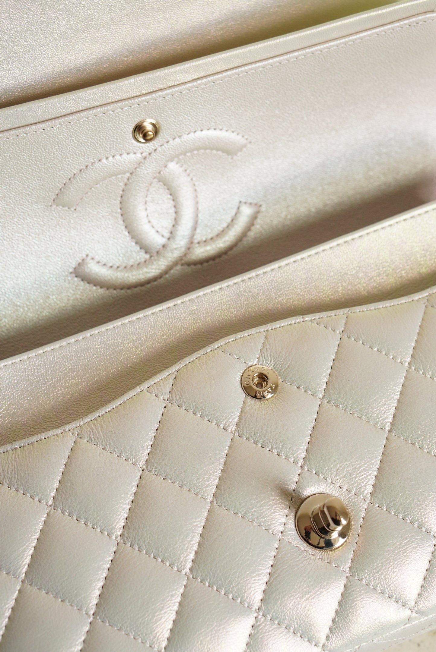 CHANEL CLASSIC MEDIUM DOUBLE FLAP | IRIDESCENT IVORY