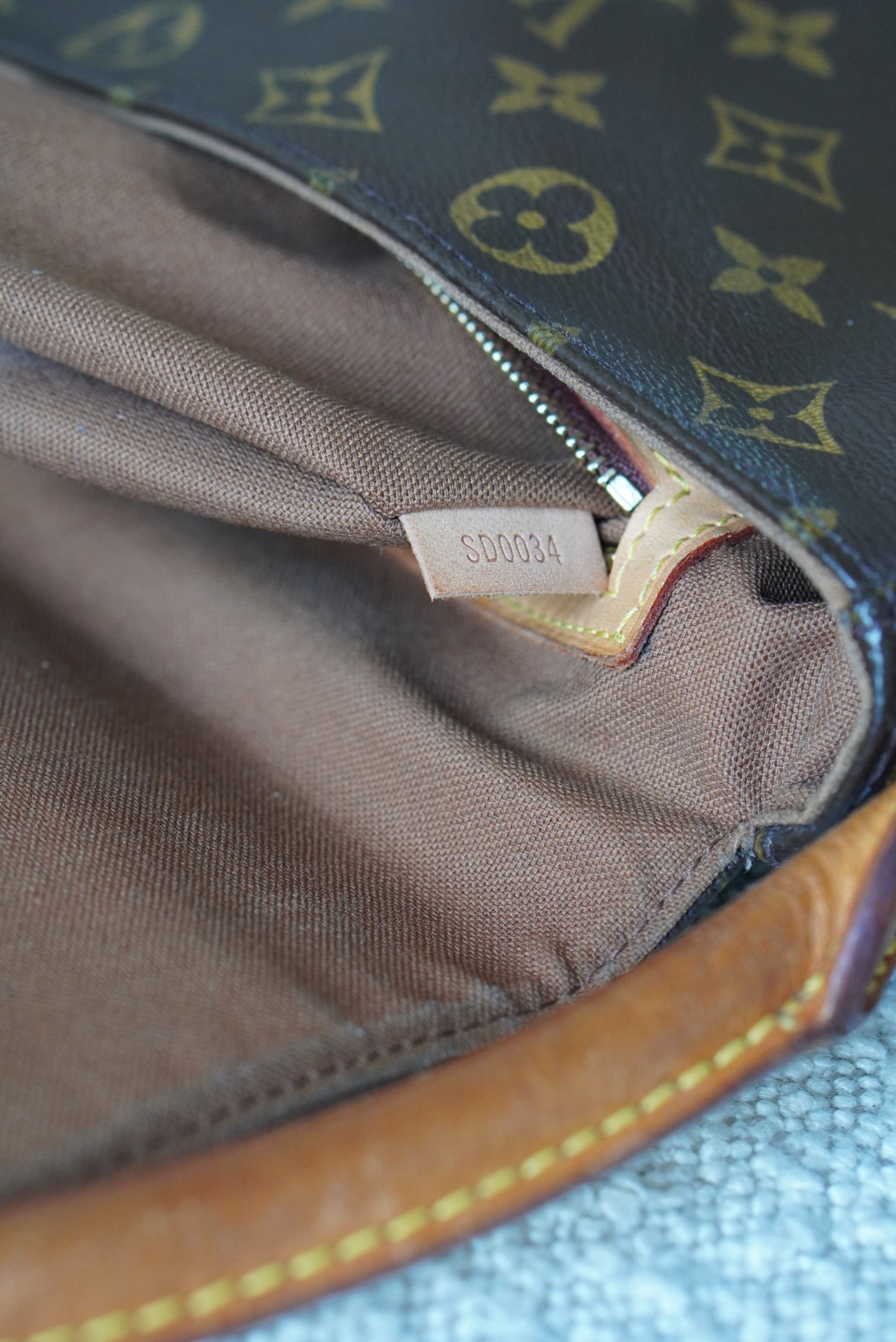 LOUIS VUITTON LOOPING PM
