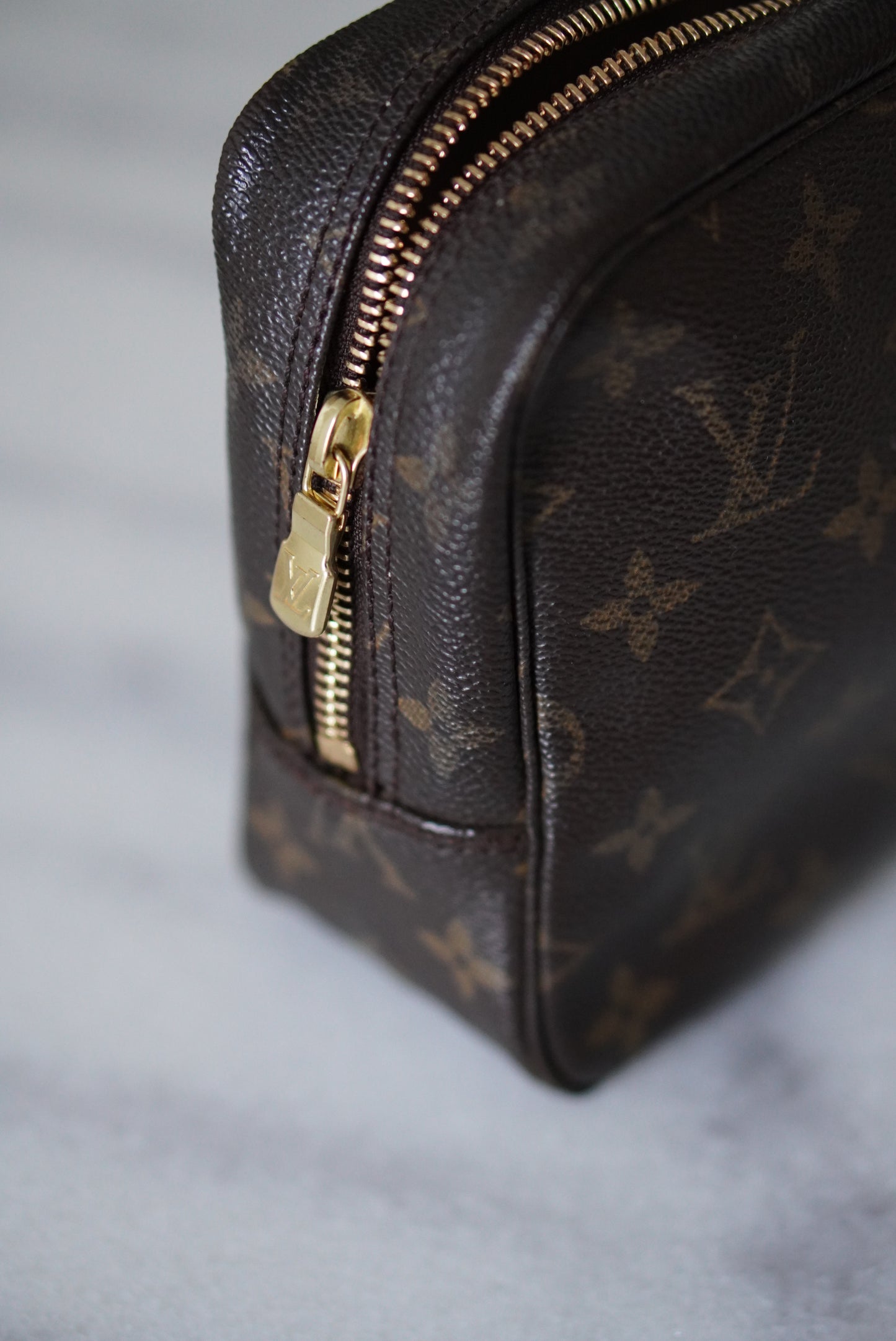 LOUIS VUITTON TROUSSE TOILETTE 23
