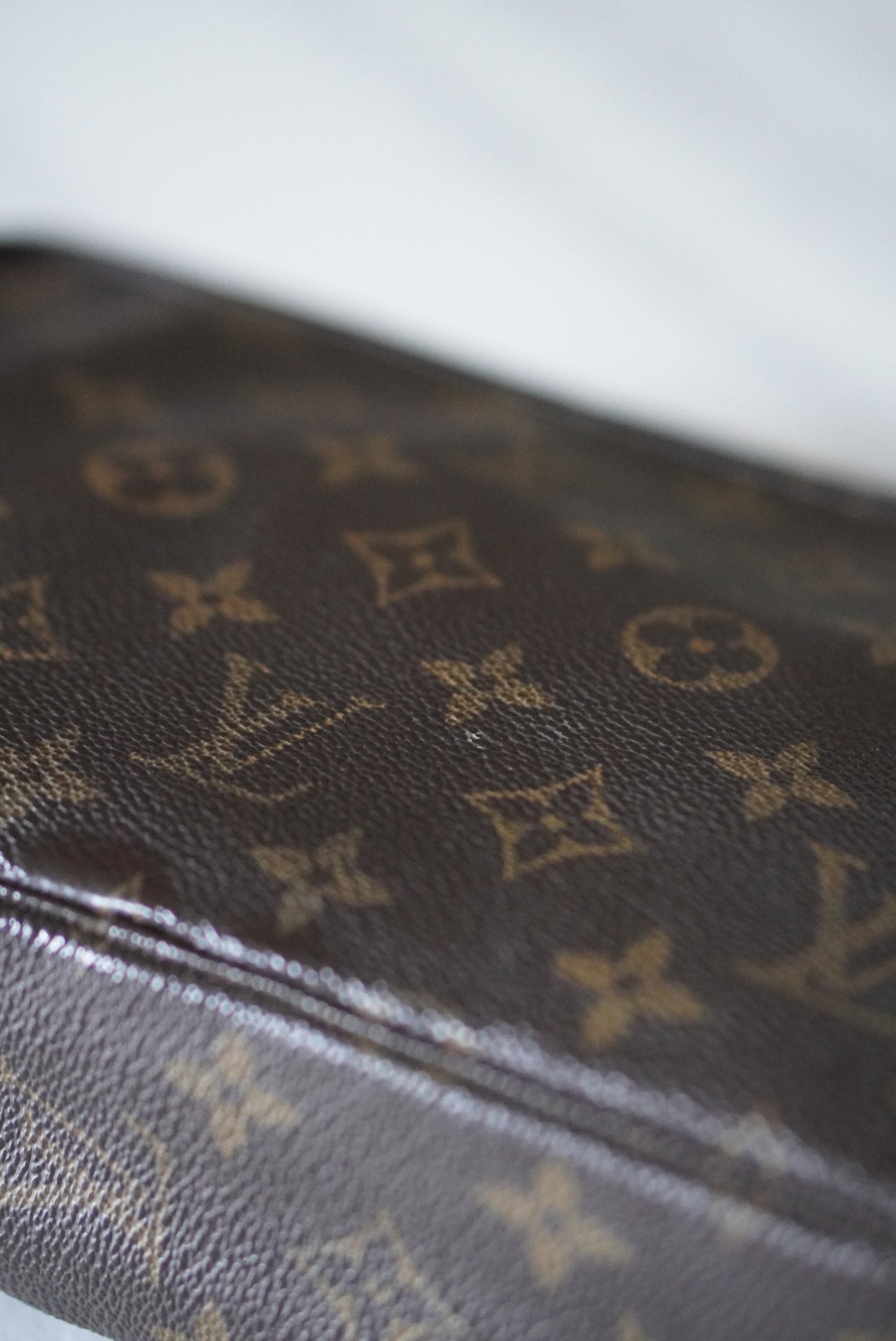 LOUIS VUITTON TROUSSE TOILETTE 23