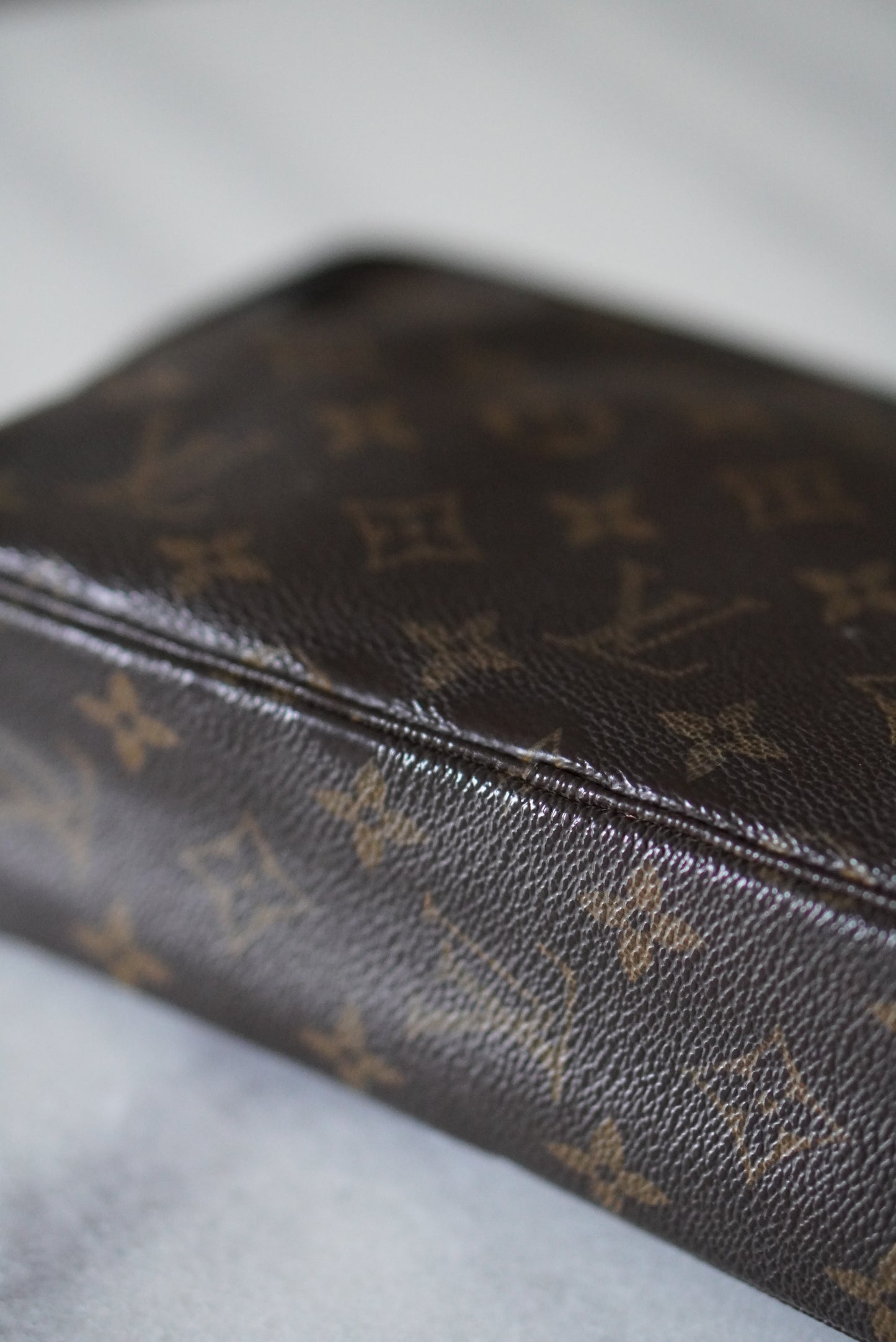 LOUIS VUITTON TROUSSE TOILETTE 23