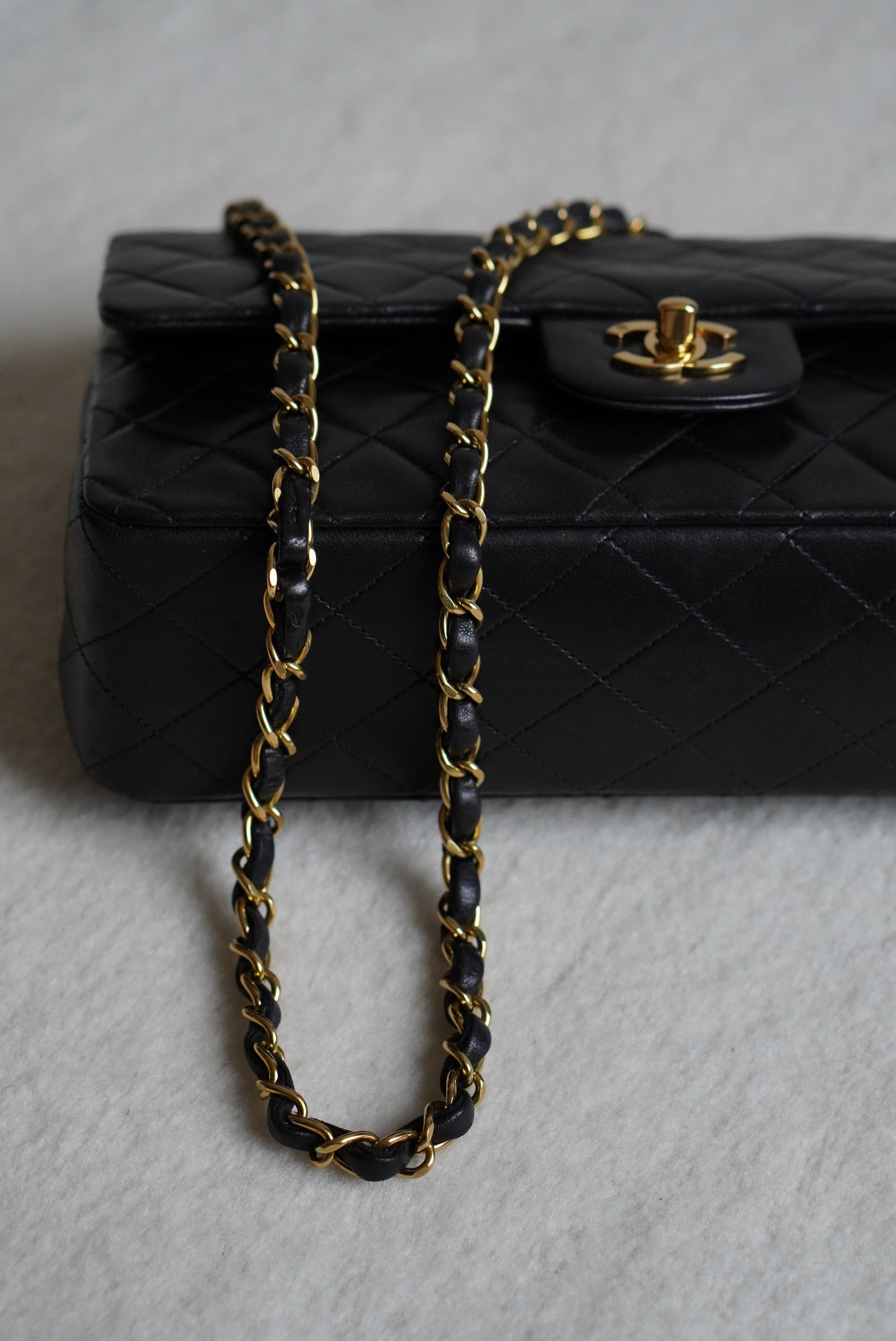 CHANEL CLASSIC MEDIUM DOUBLE FLAP