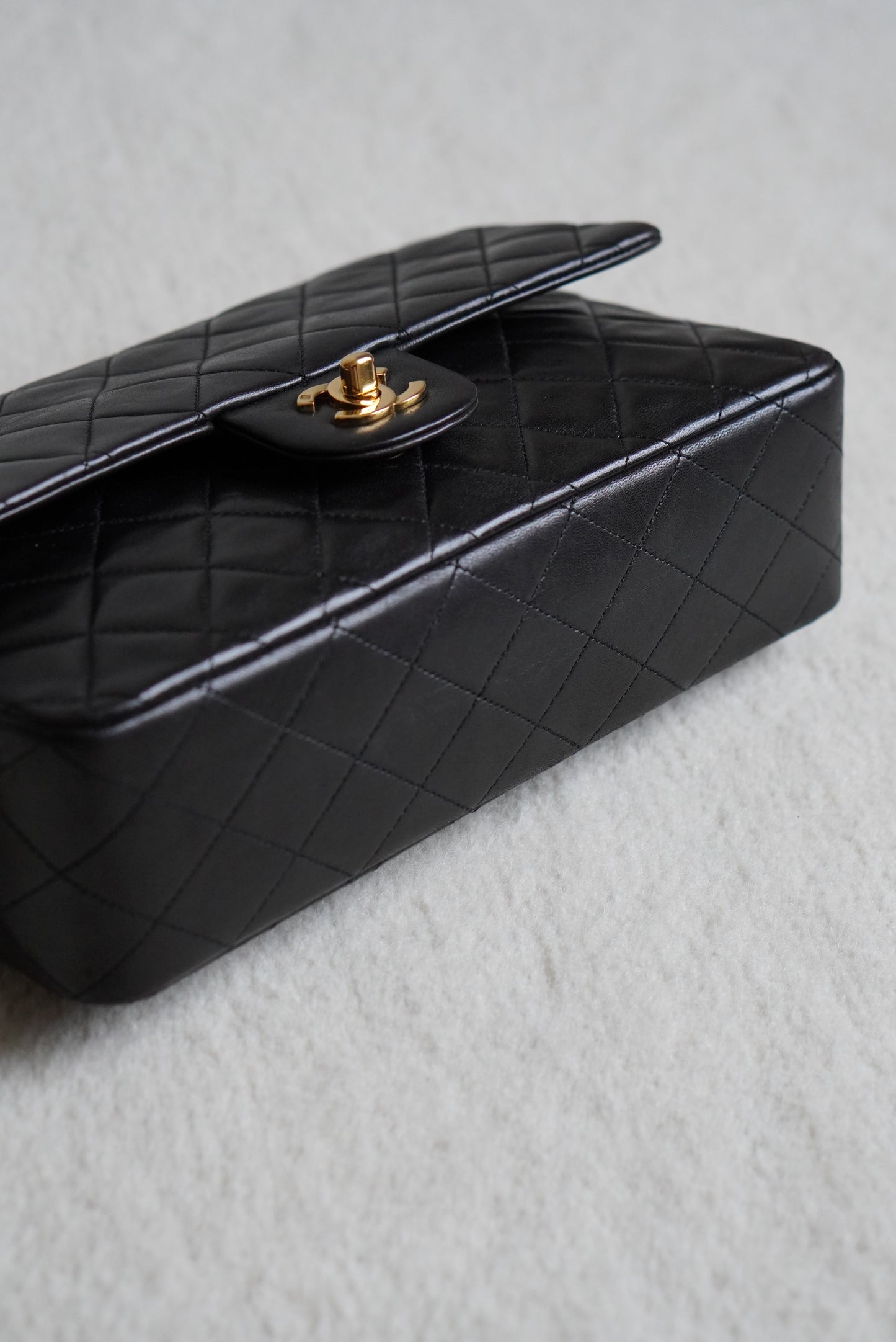 CHANEL CLASSIC MEDIUM DOUBLE FLAP