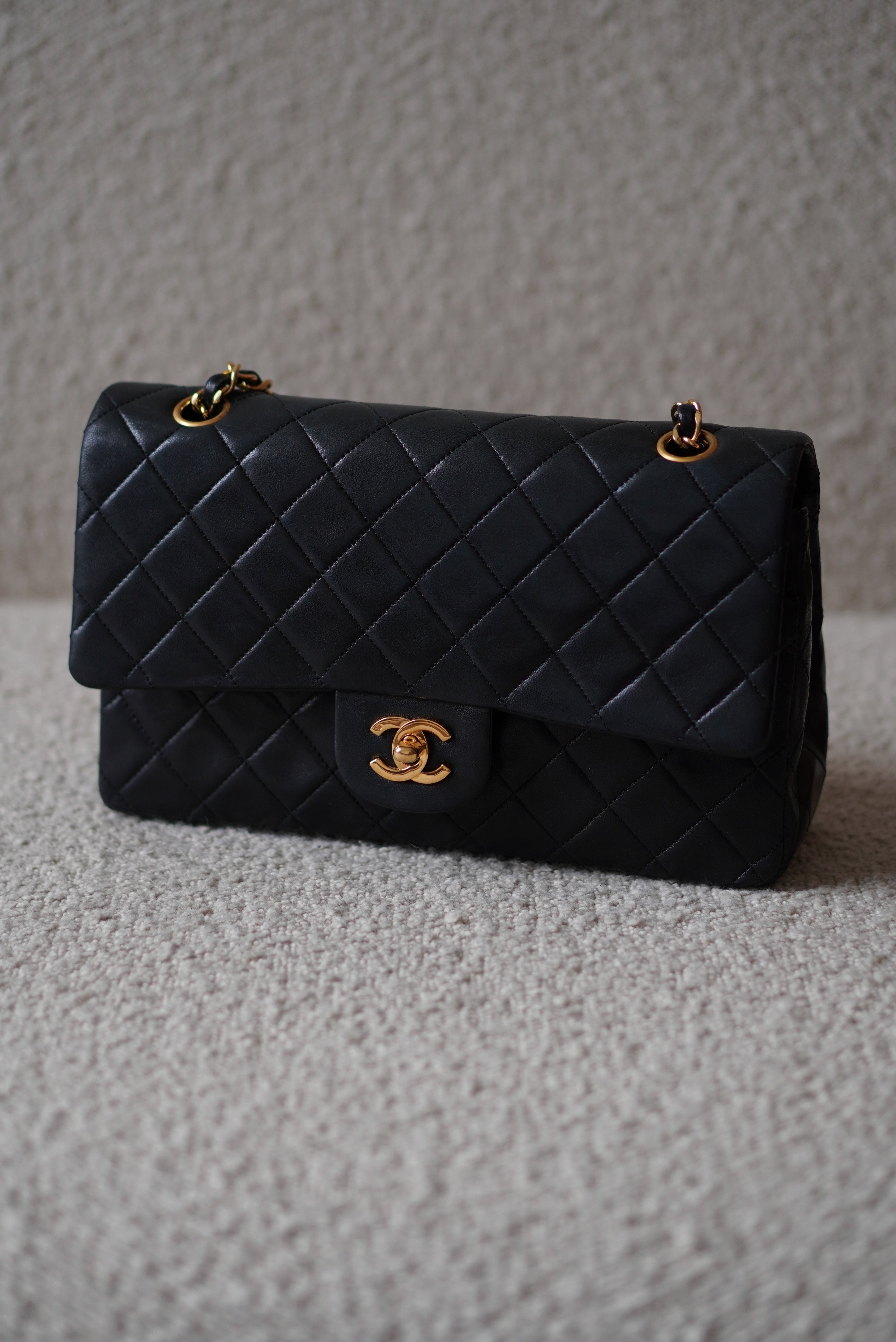 CHANEL CLASSIC MEDIUM DOUBLE FLAP