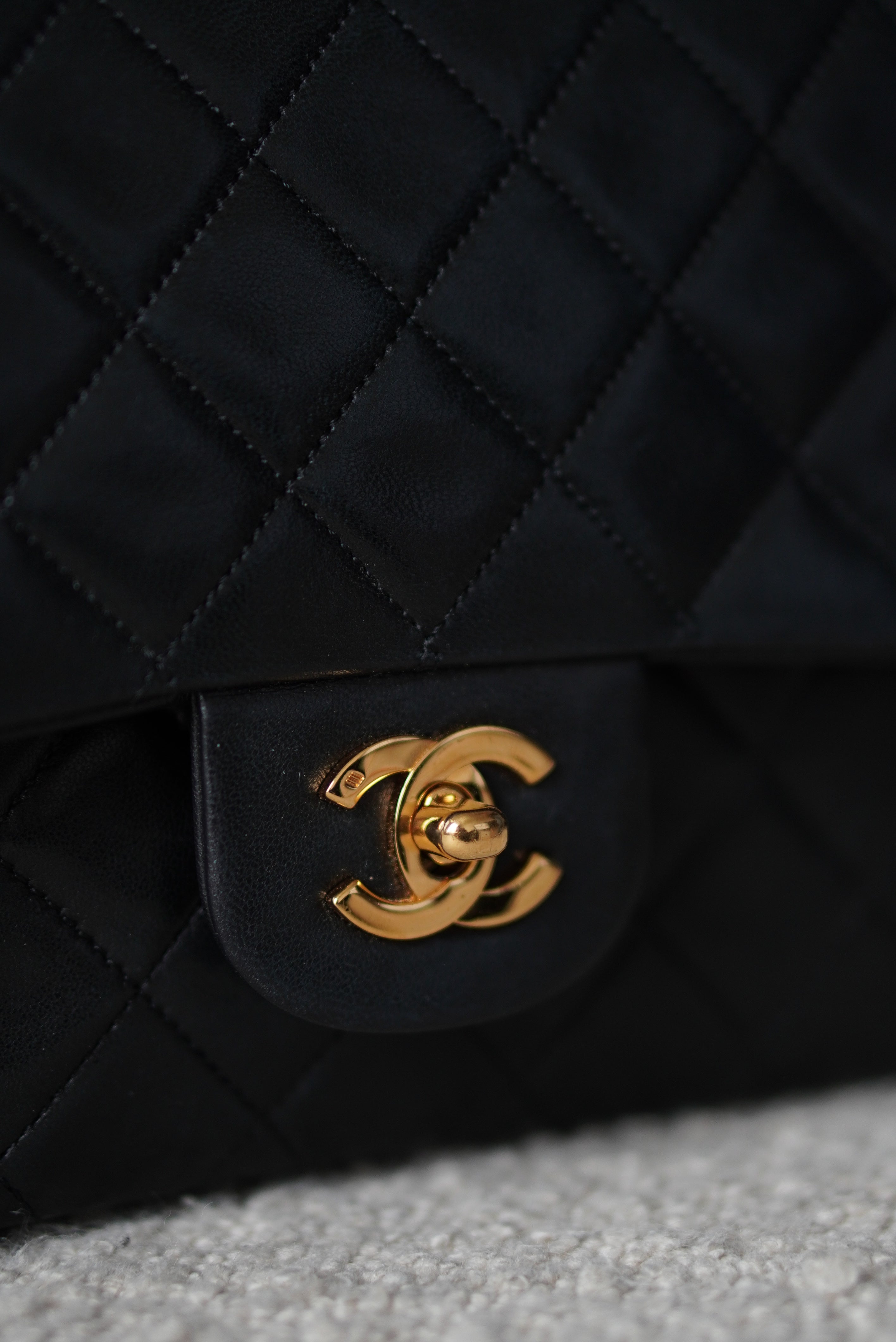 CHANEL CLASSIC MEDIUM DOUBLE FLAP