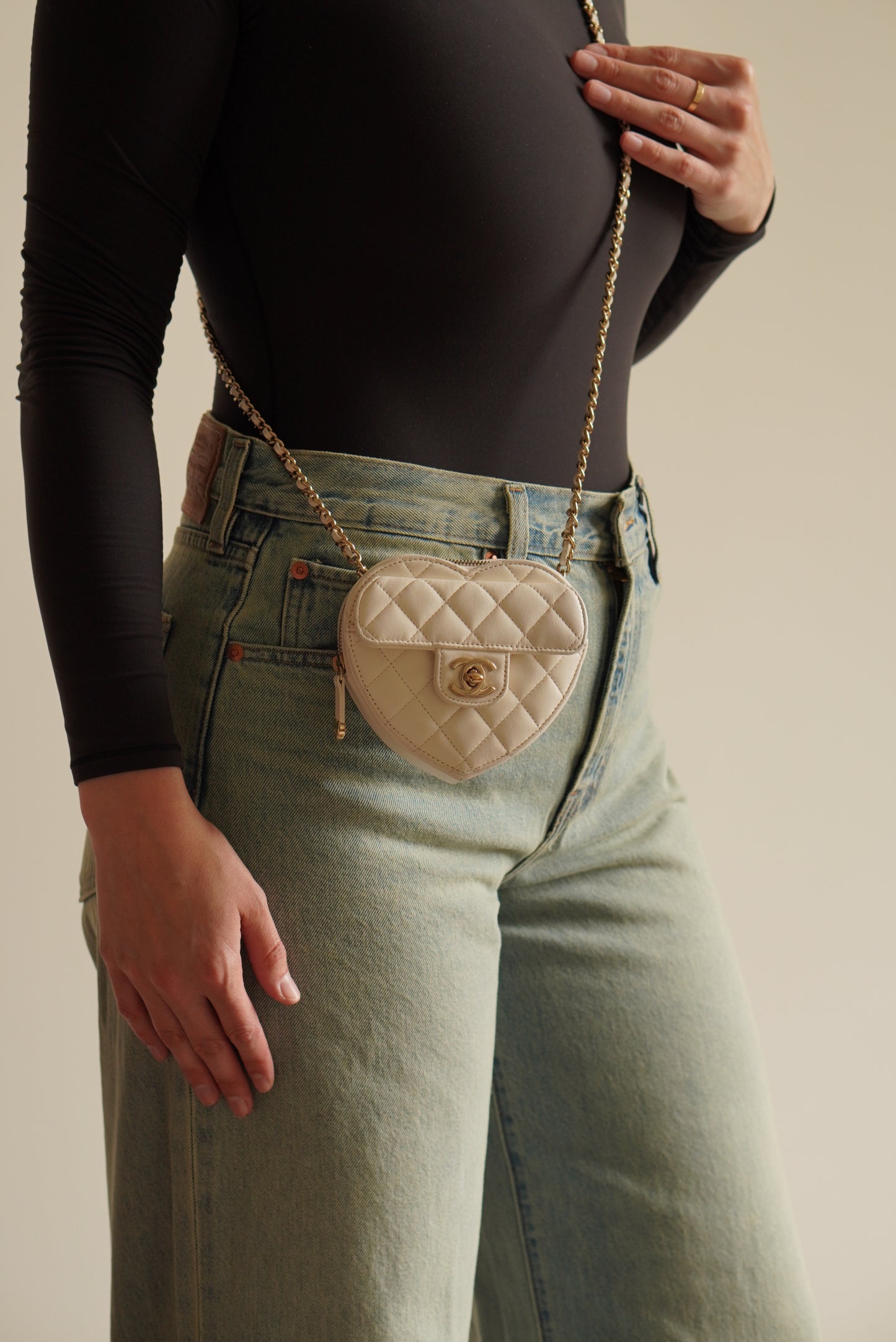 CHANEL 22S SMALL HEART BAG | WHITE