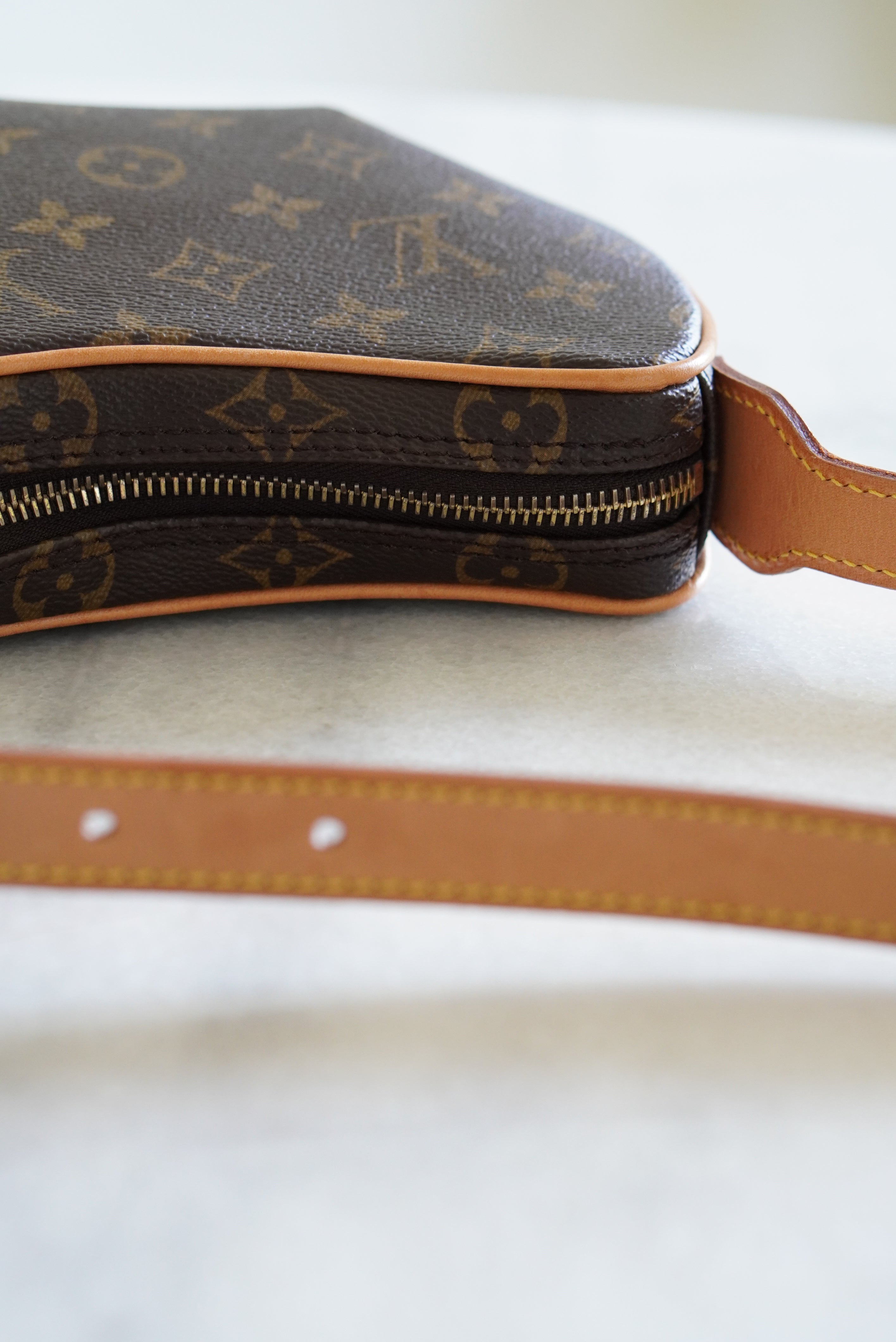 【限定品＊入手困難】LV Croissant PM バッグ【送料無料】 LOUIS VUITTON Monogram Pochette Croissant PM Shoulder Bag