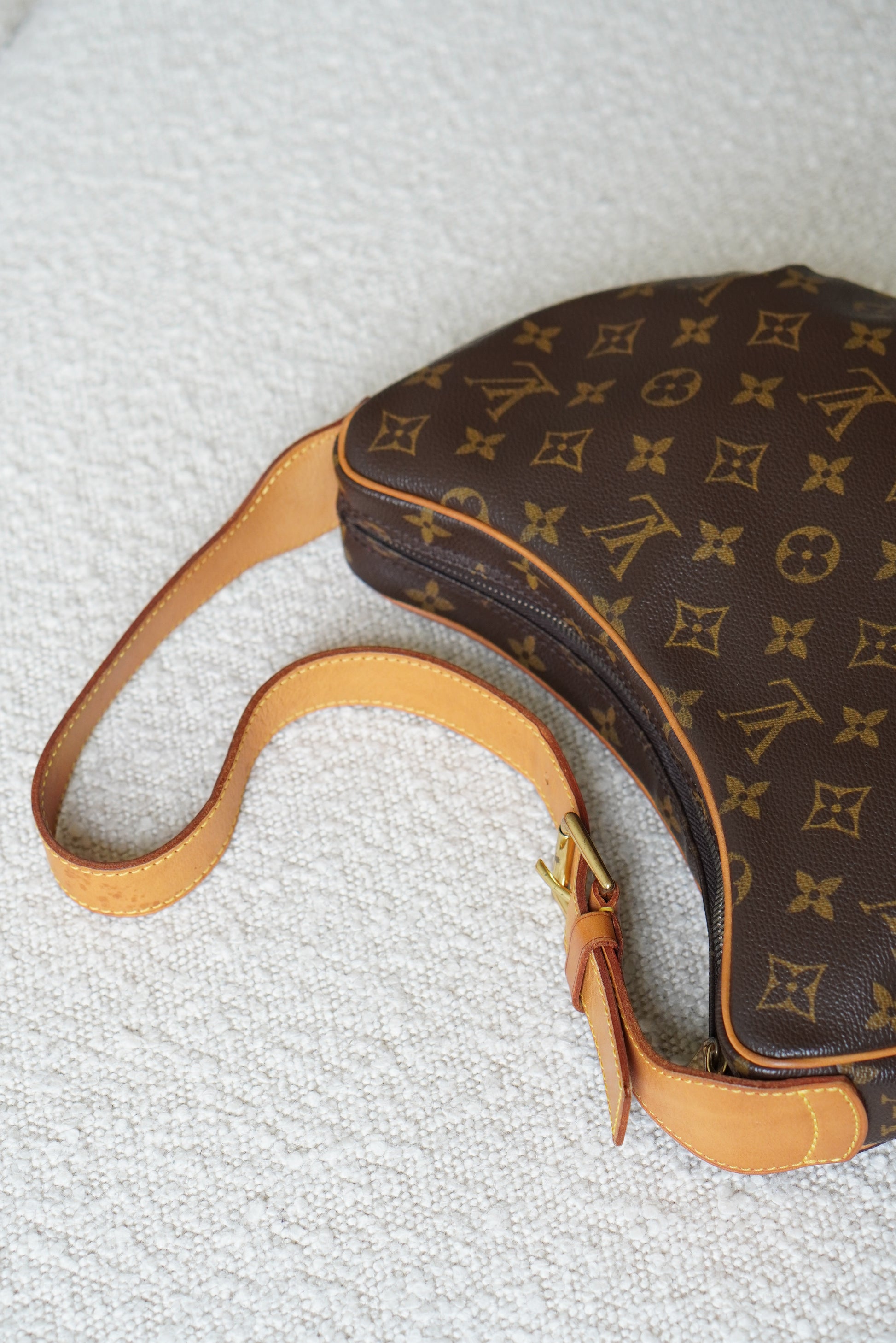 Louis Vuitton Monogram Croissant MM (SHG-LsrsMd) – LuxeDH