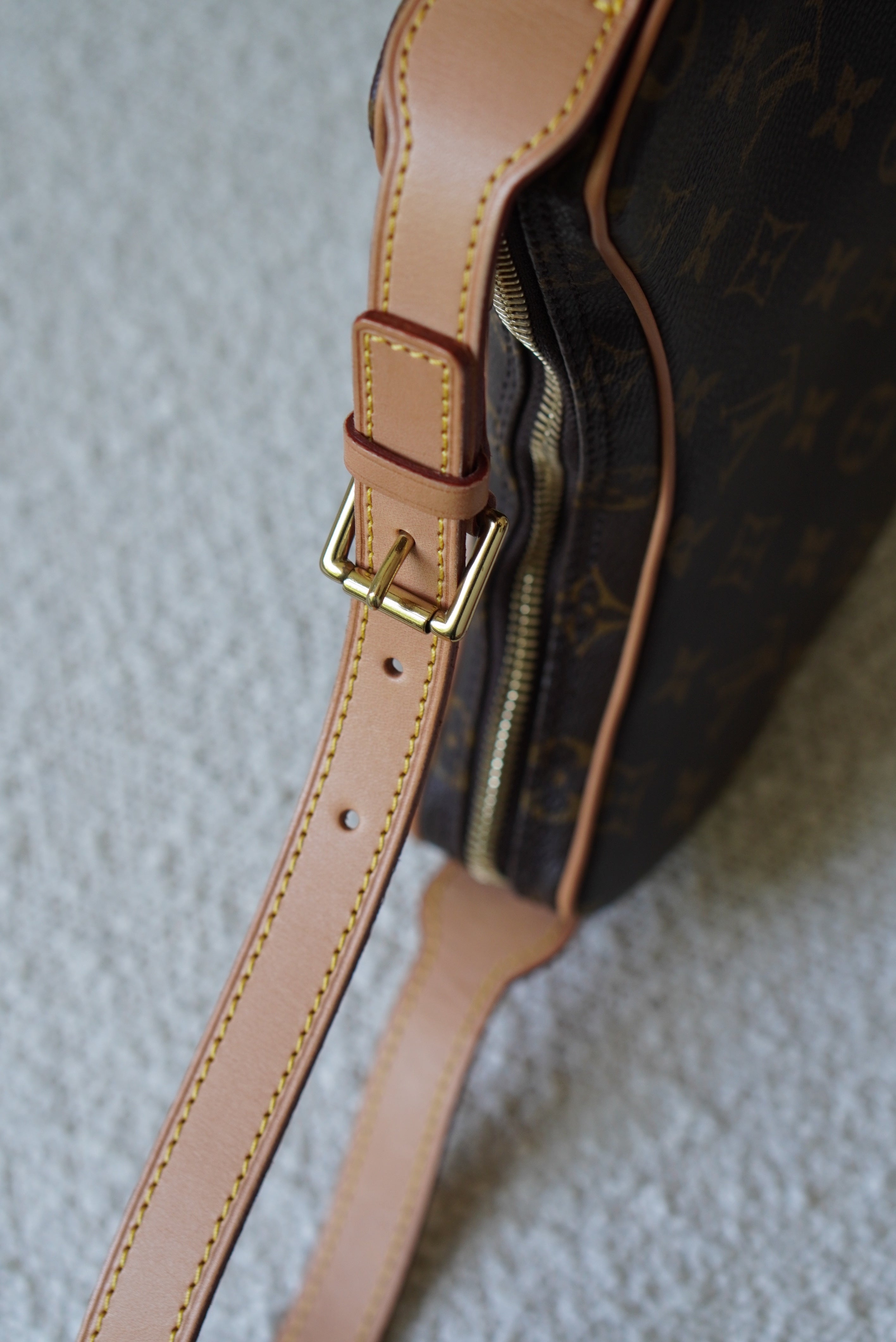 \"Louis Vuitton\" クロワッサン PM バッグ クロワッサンの形！？とても可愛らしいルイヴィトンのバックをお