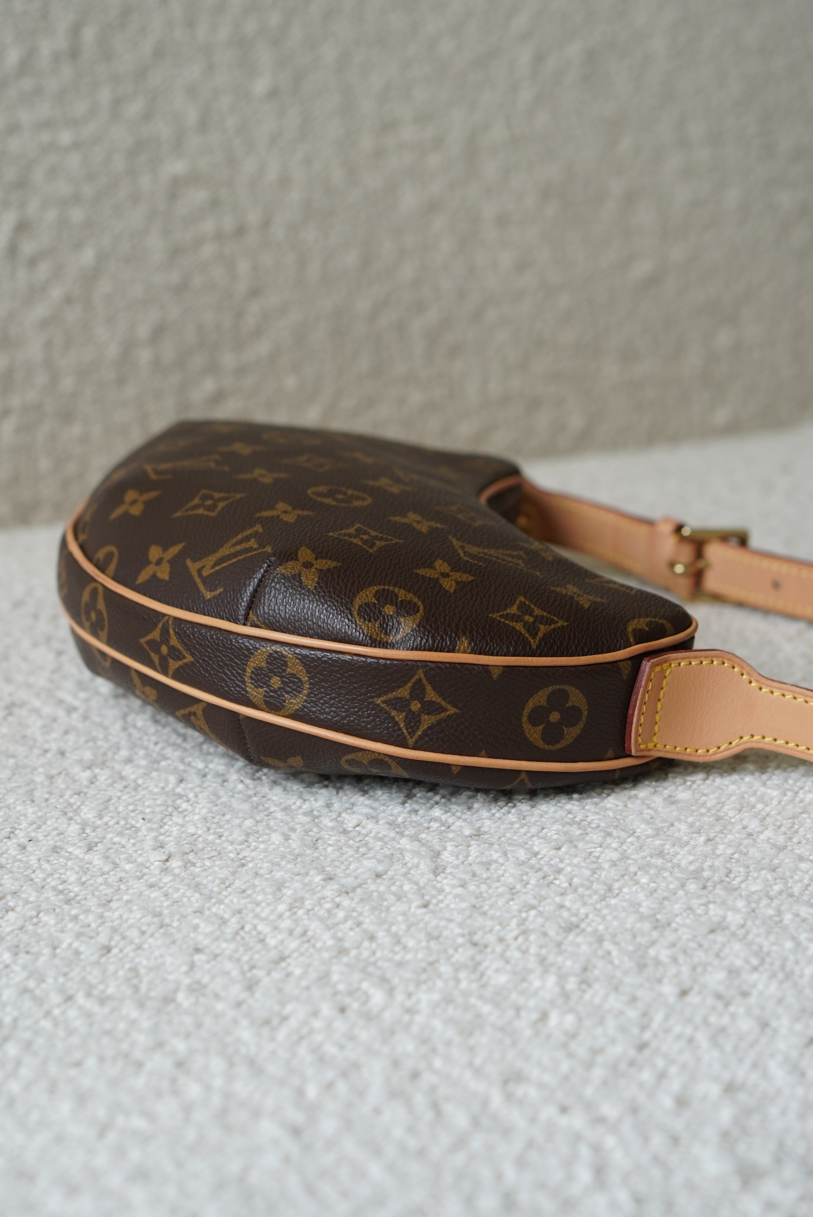 \"Louis Vuitton\" クロワッサン PM バッグ クロワッサンの形！？とても可愛らしいルイヴィトンのバックをお