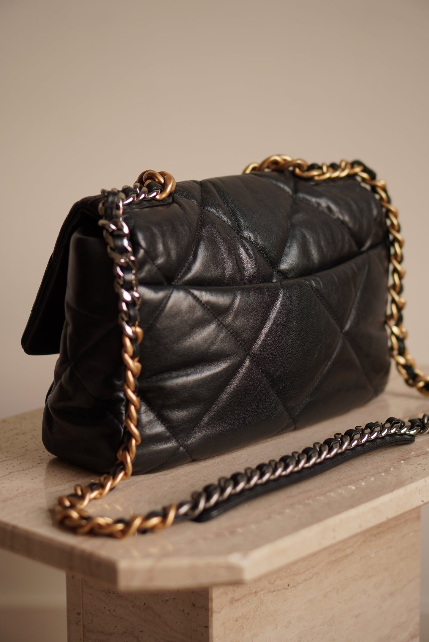 CHANEL 19 LARGE | BLACK