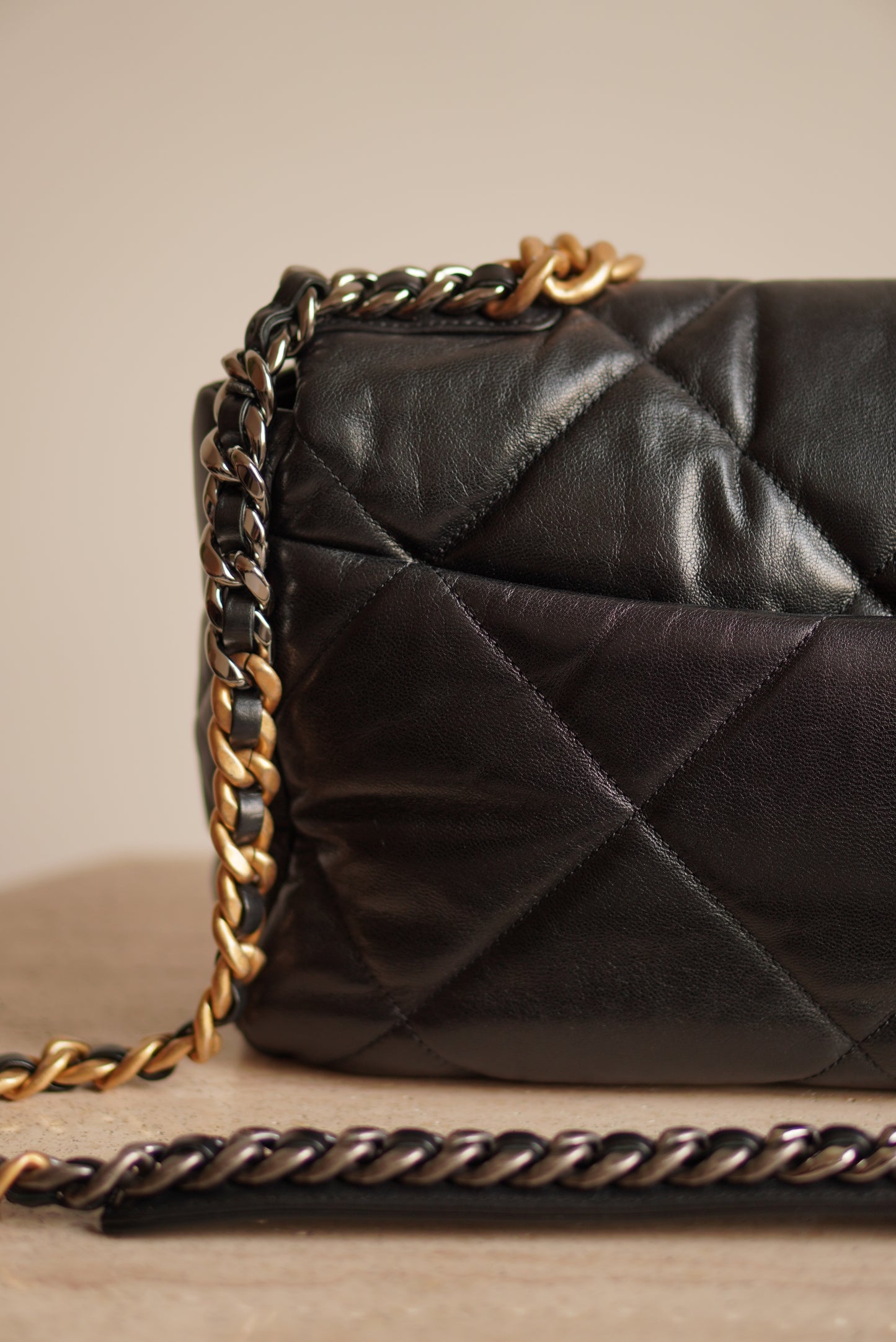 CHANEL 19 LARGE | BLACK