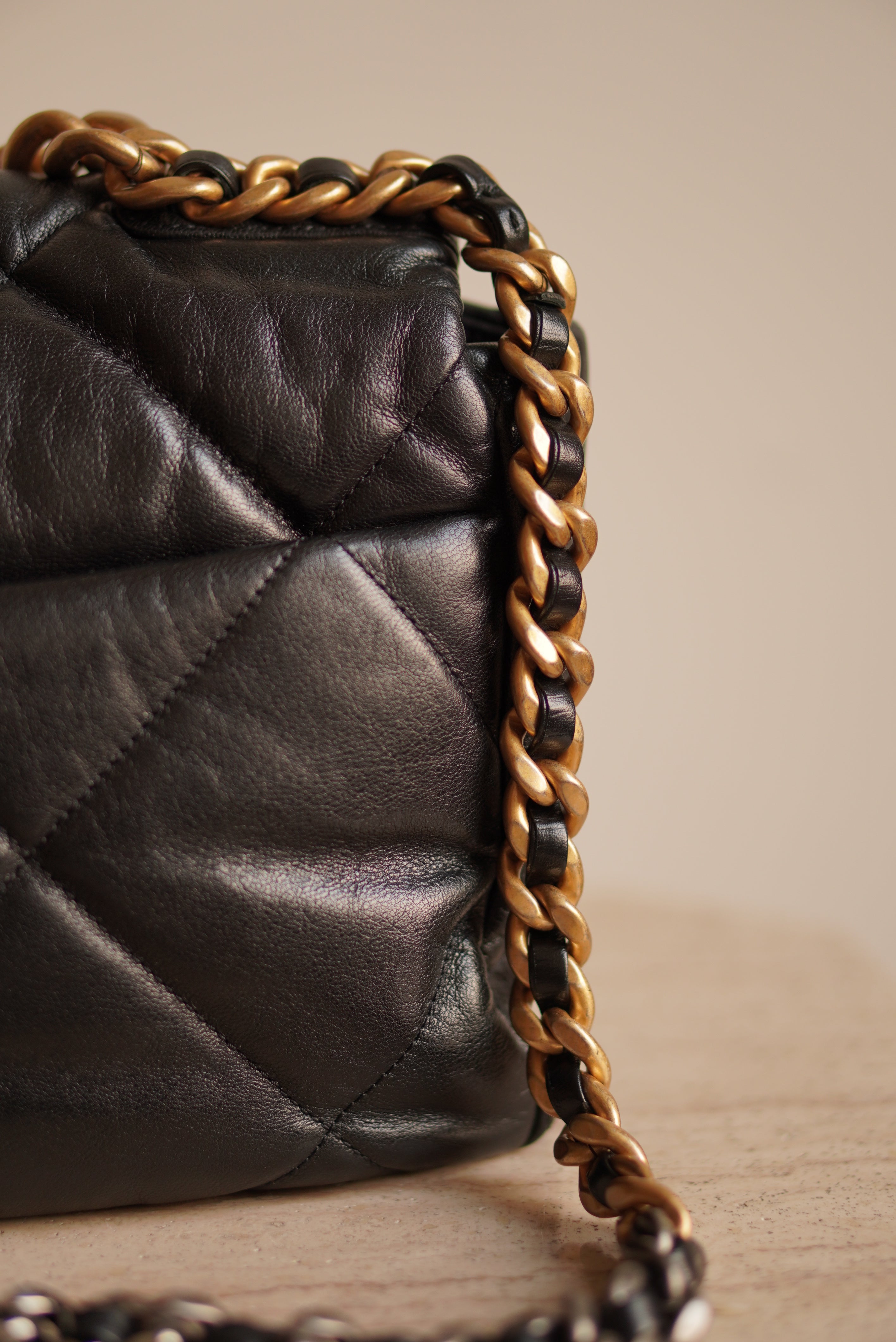 CHANEL 19 LARGE | BLACK