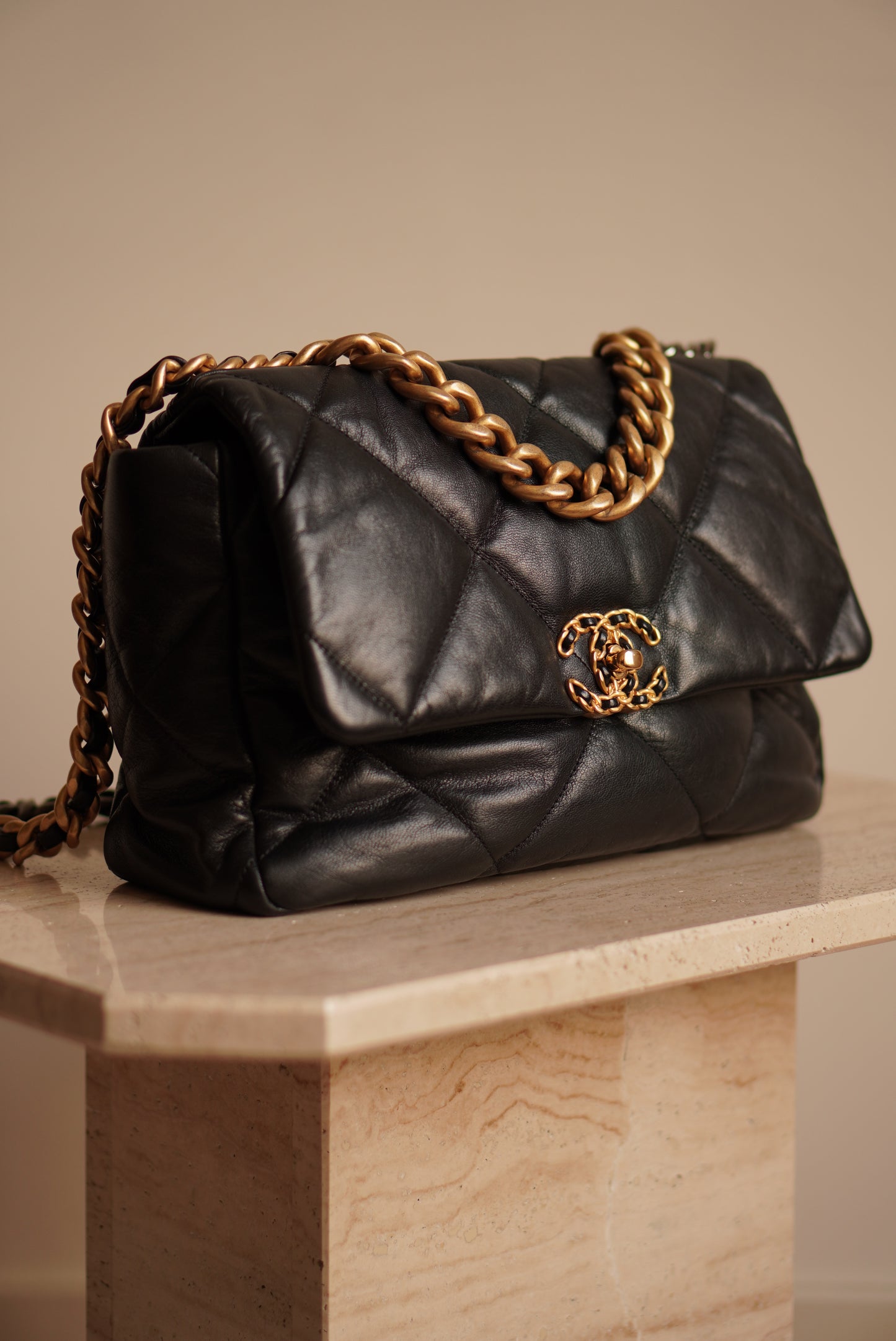 CHANEL 19 LARGE | BLACK