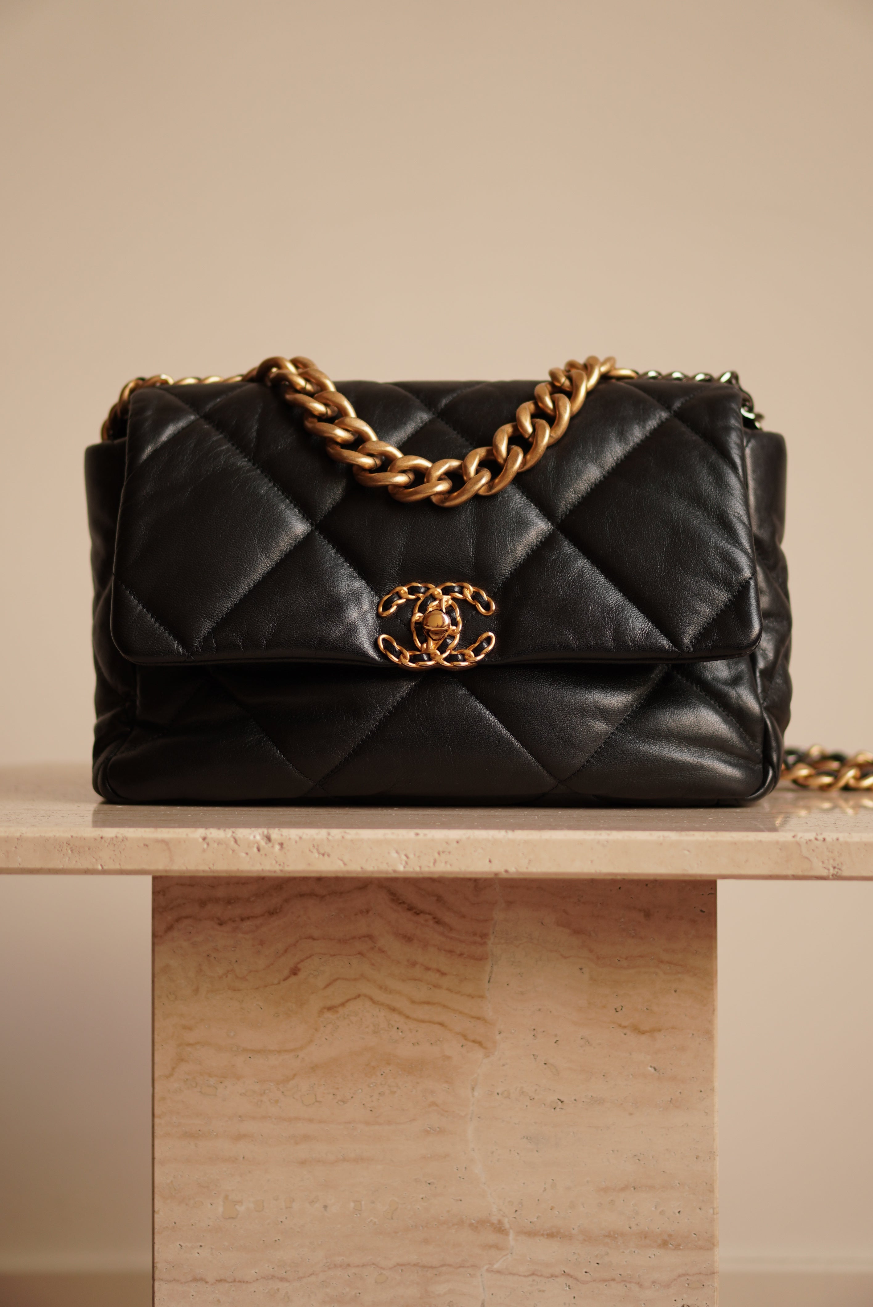 CHANEL 19 LARGE | BLACK