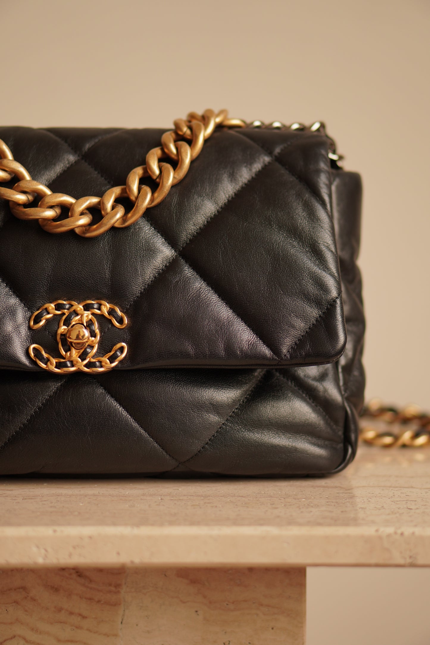 CHANEL 19 LARGE | BLACK