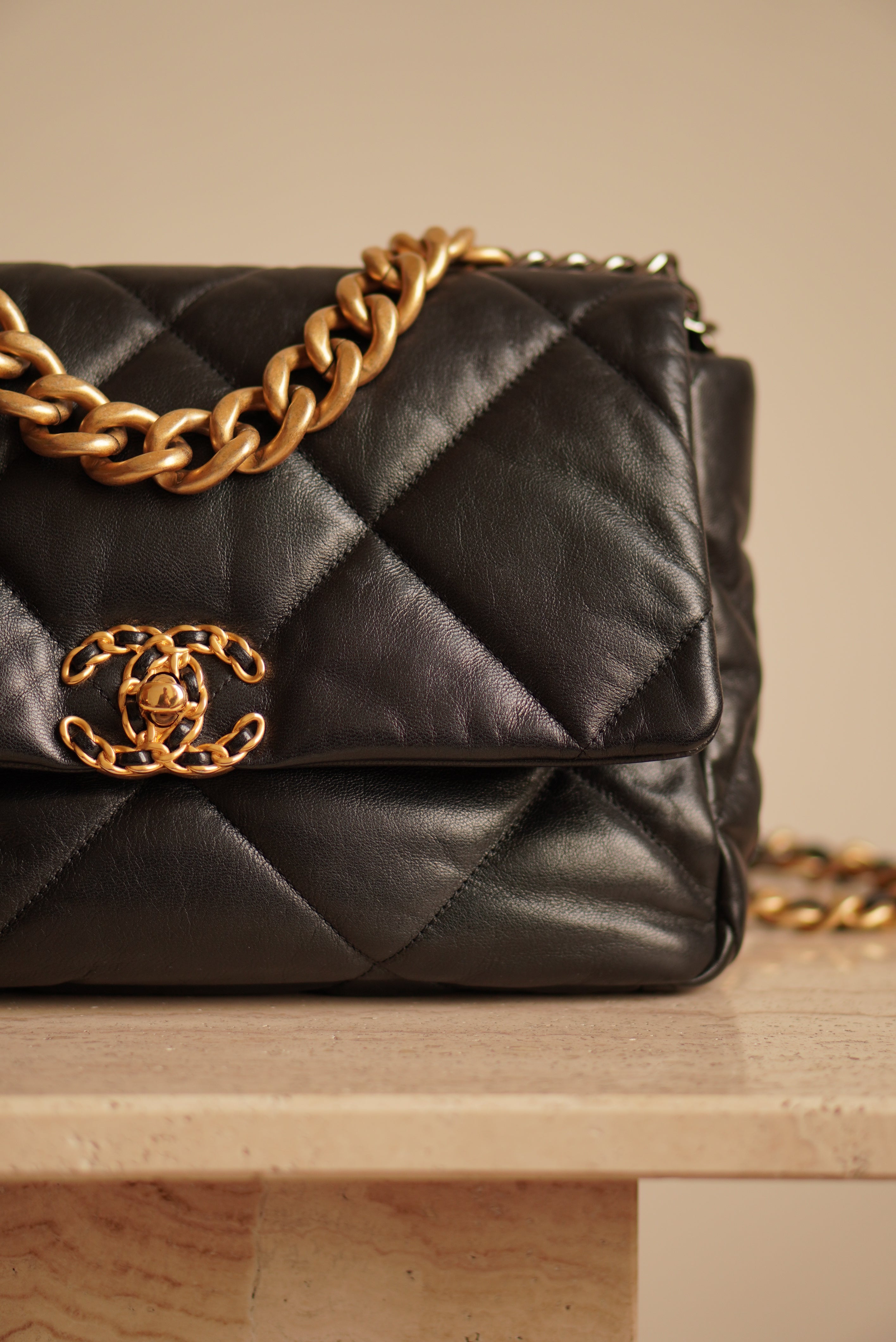 CHANEL 19 LARGE | BLACK
