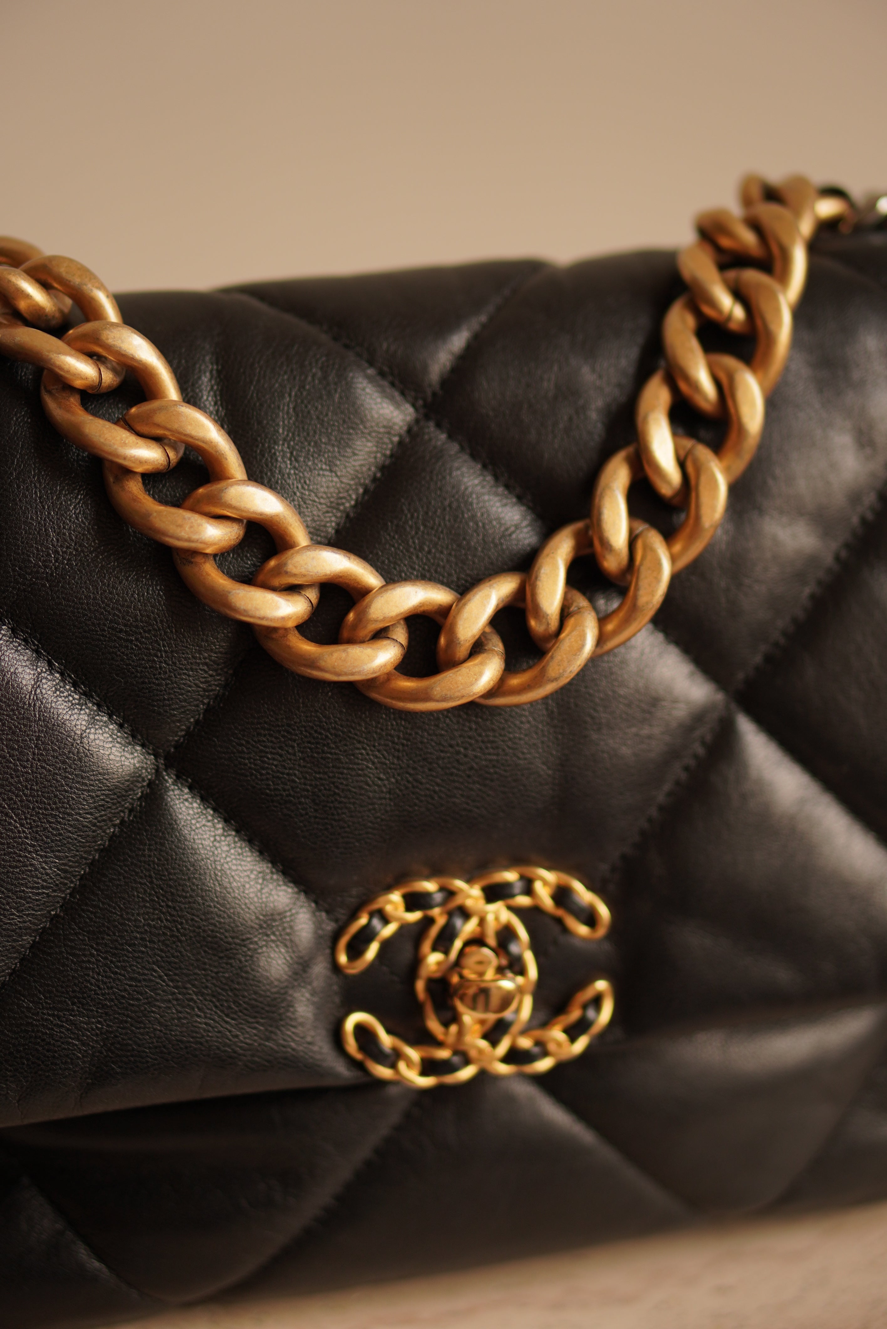 CHANEL 19 LARGE | BLACK