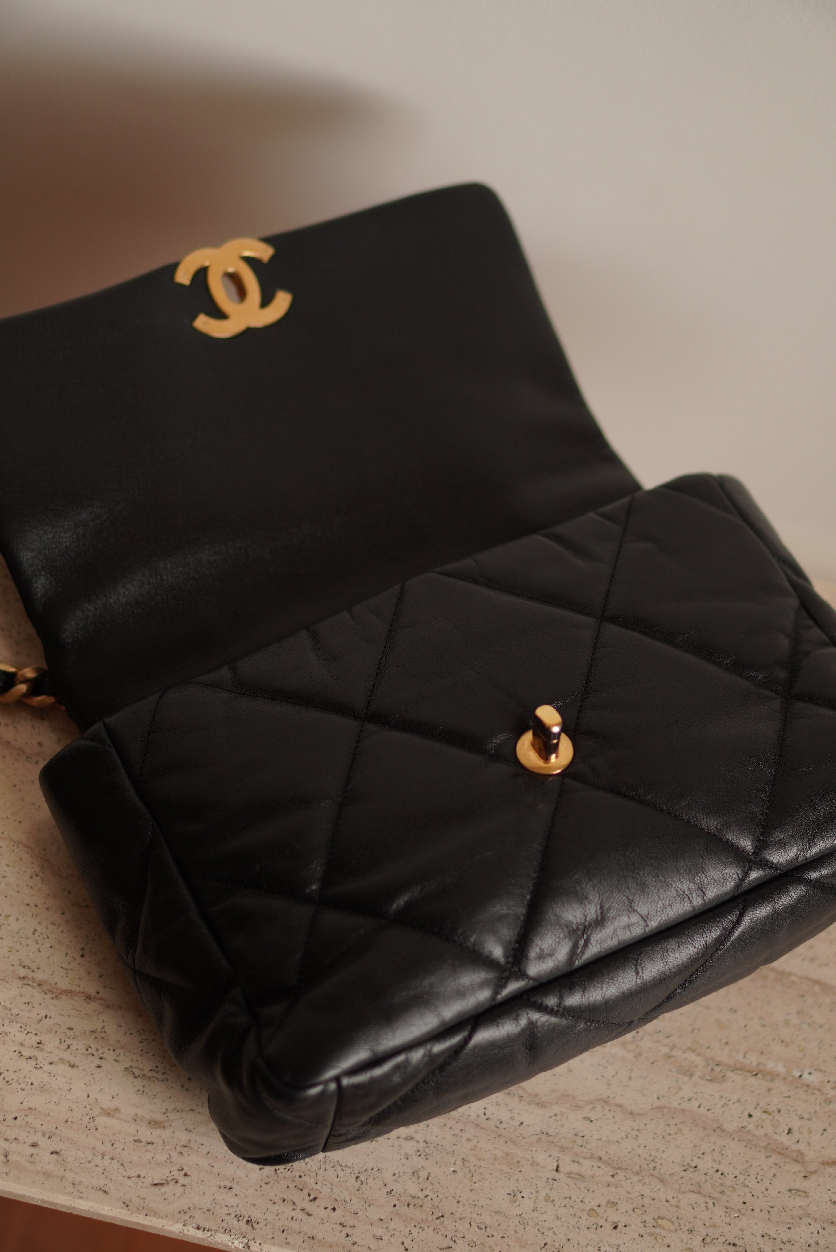 CHANEL 19 LARGE | BLACK