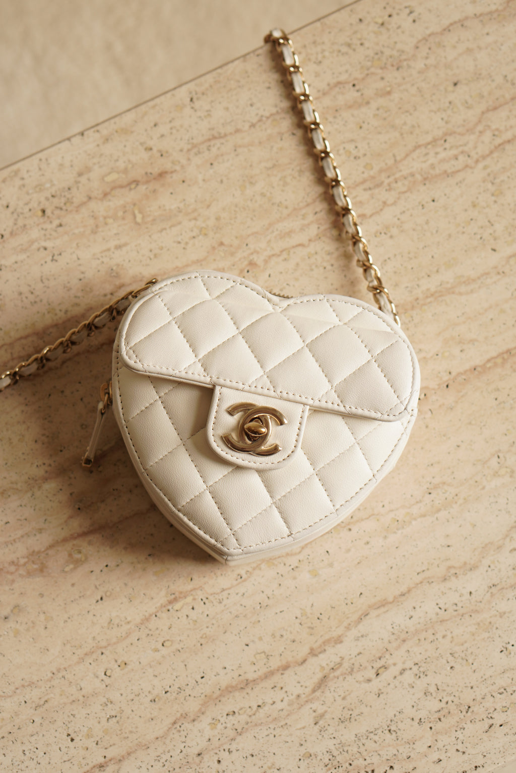 CHANEL 22S SMALL HEART BAG | WHITE