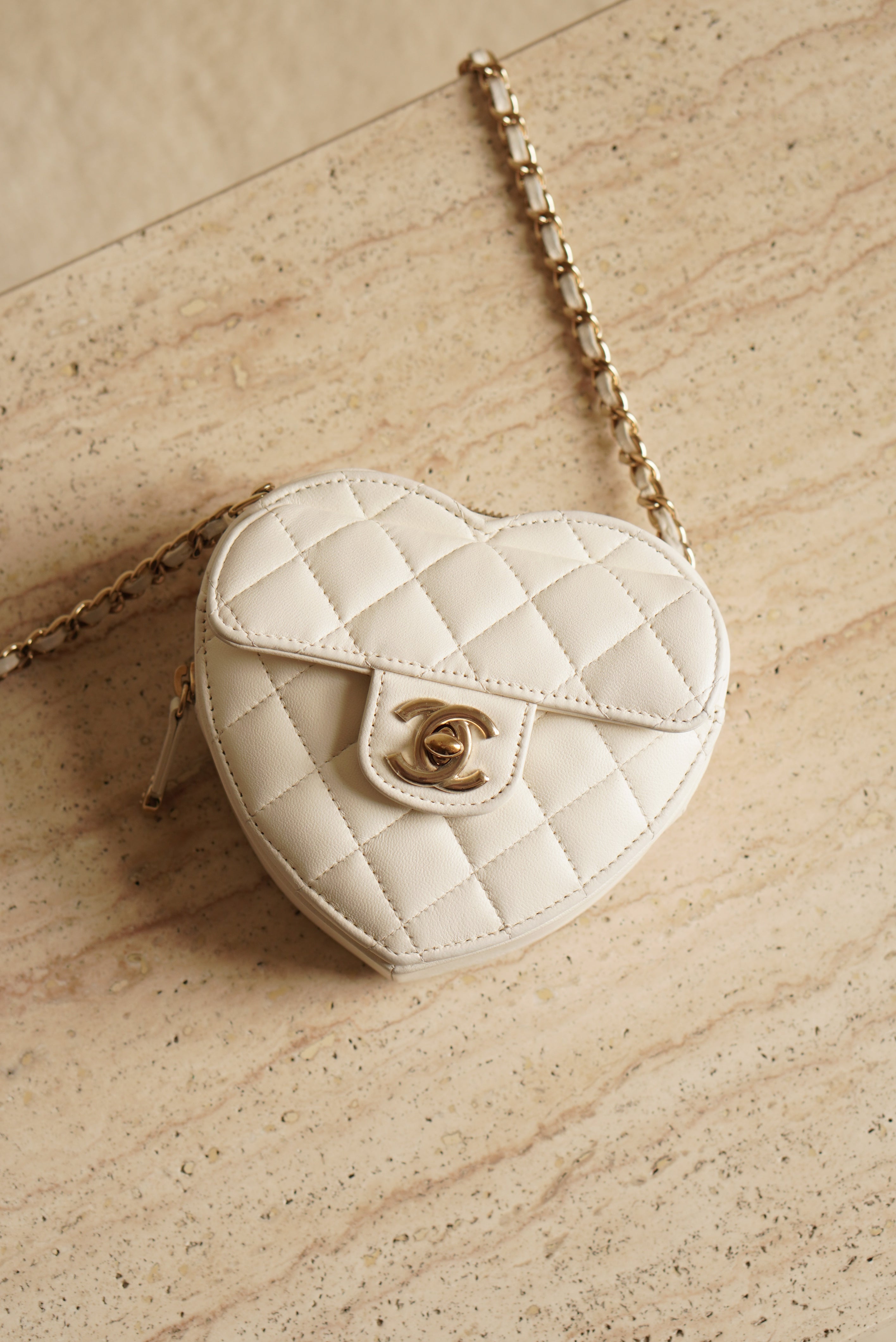 CHANEL 22S SMALL HEART BAG | WHITE