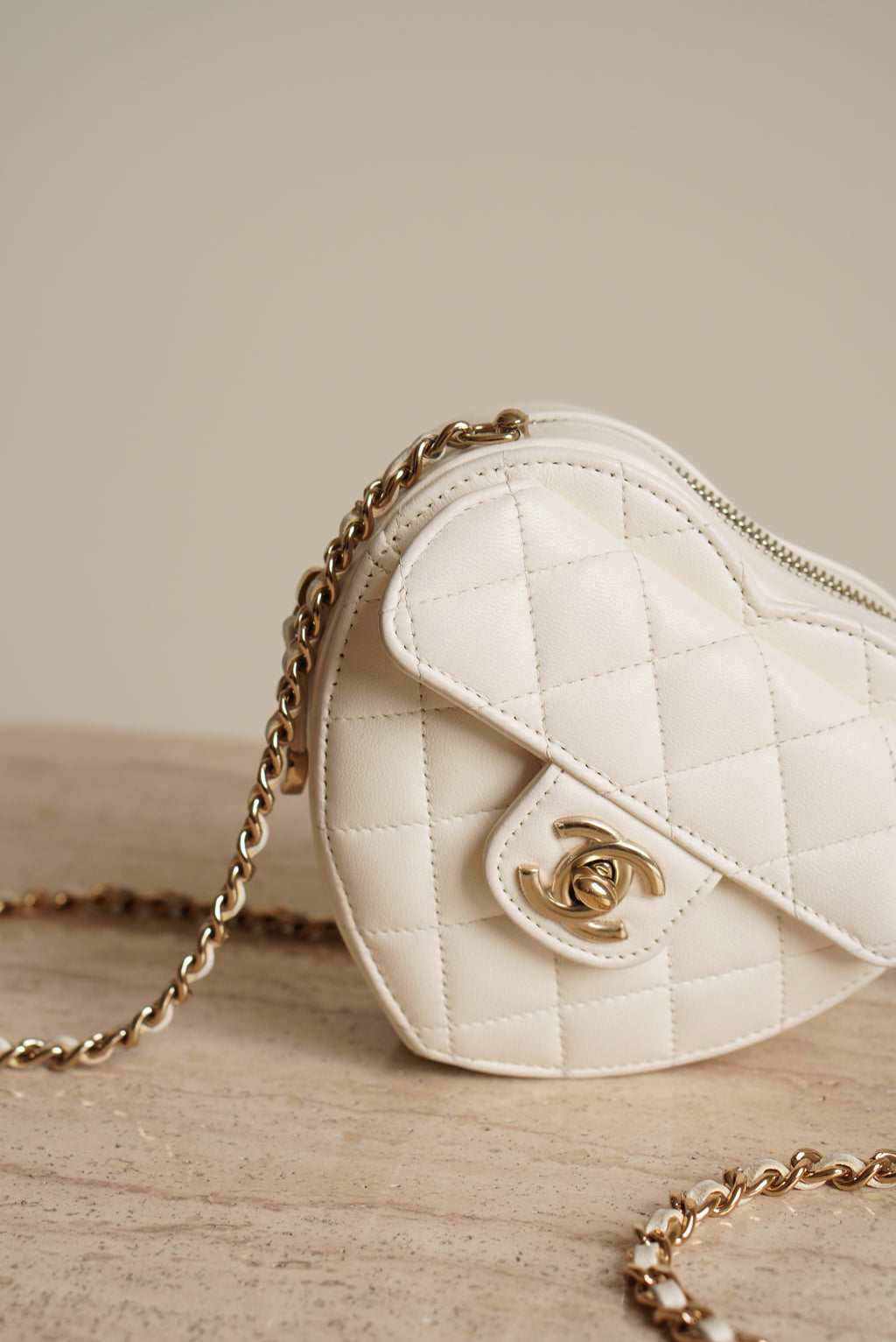 CHANEL 22S SMALL HEART BAG | WHITE