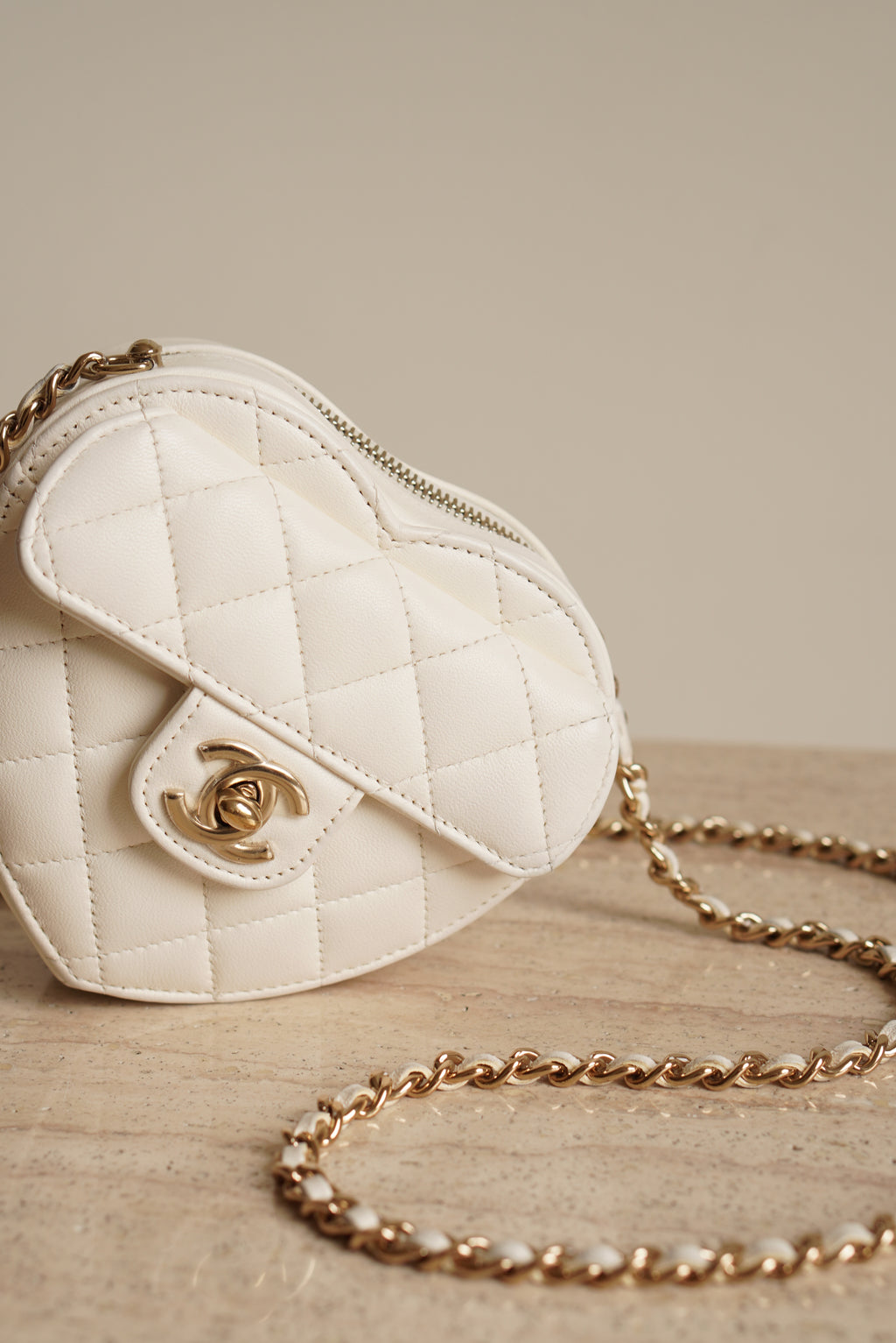 CHANEL 22S SMALL HEART BAG | WHITE