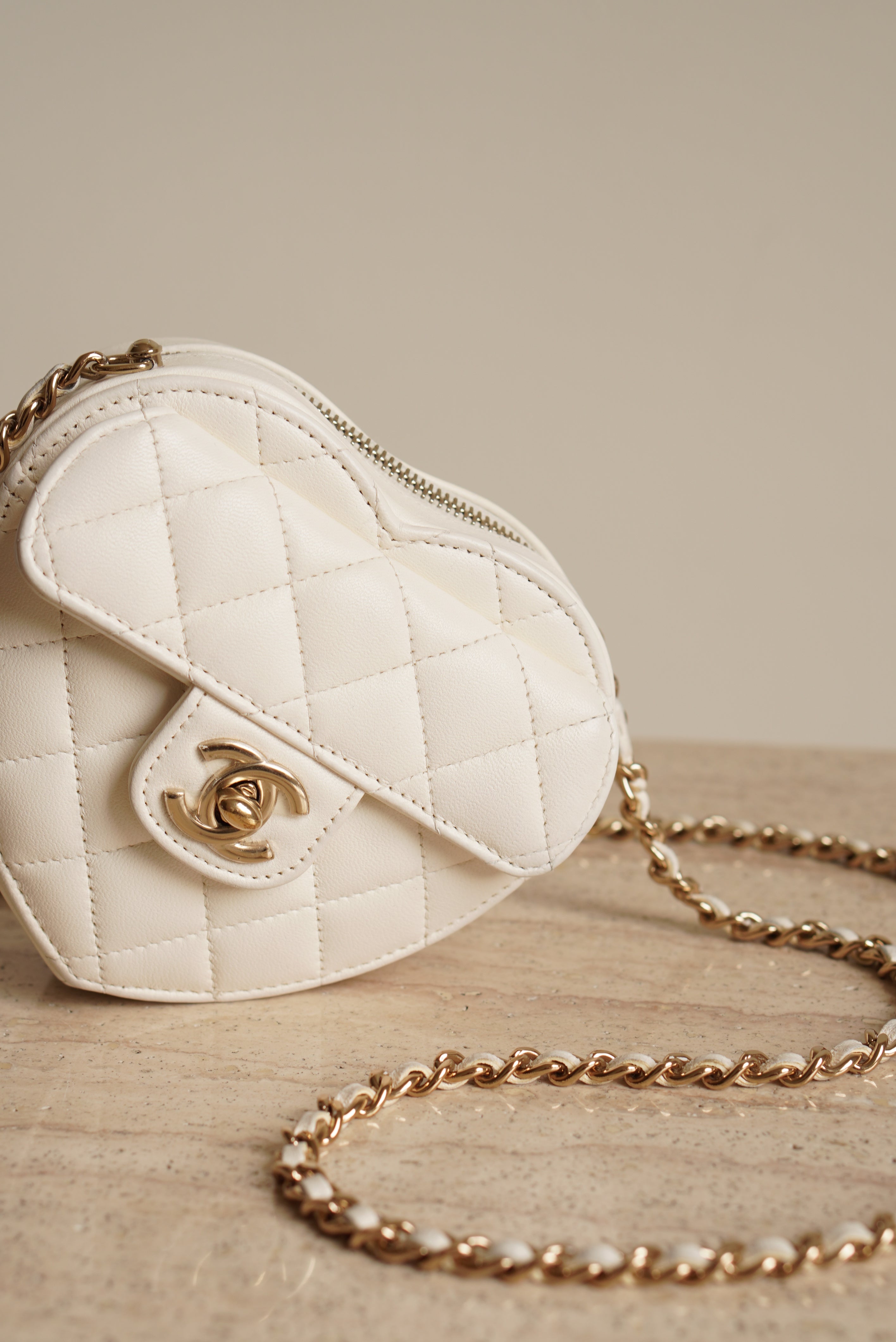 CHANEL 22S SMALL HEART BAG | WHITE