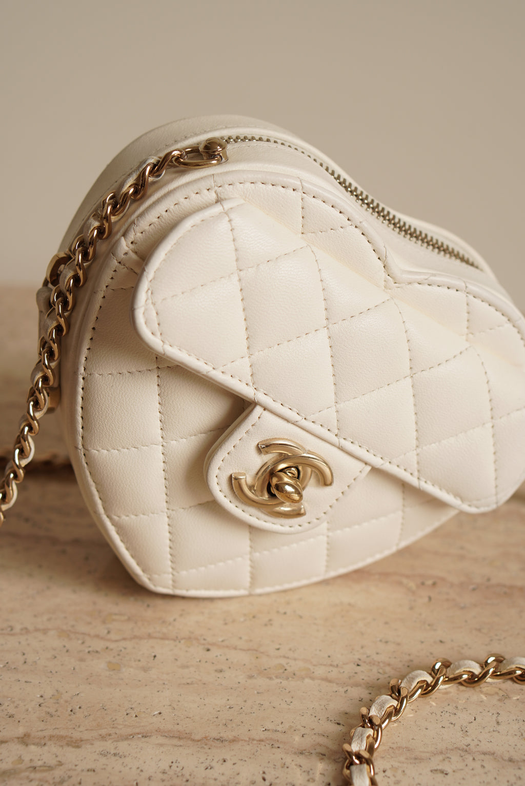 CHANEL 22S SMALL HEART BAG | WHITE