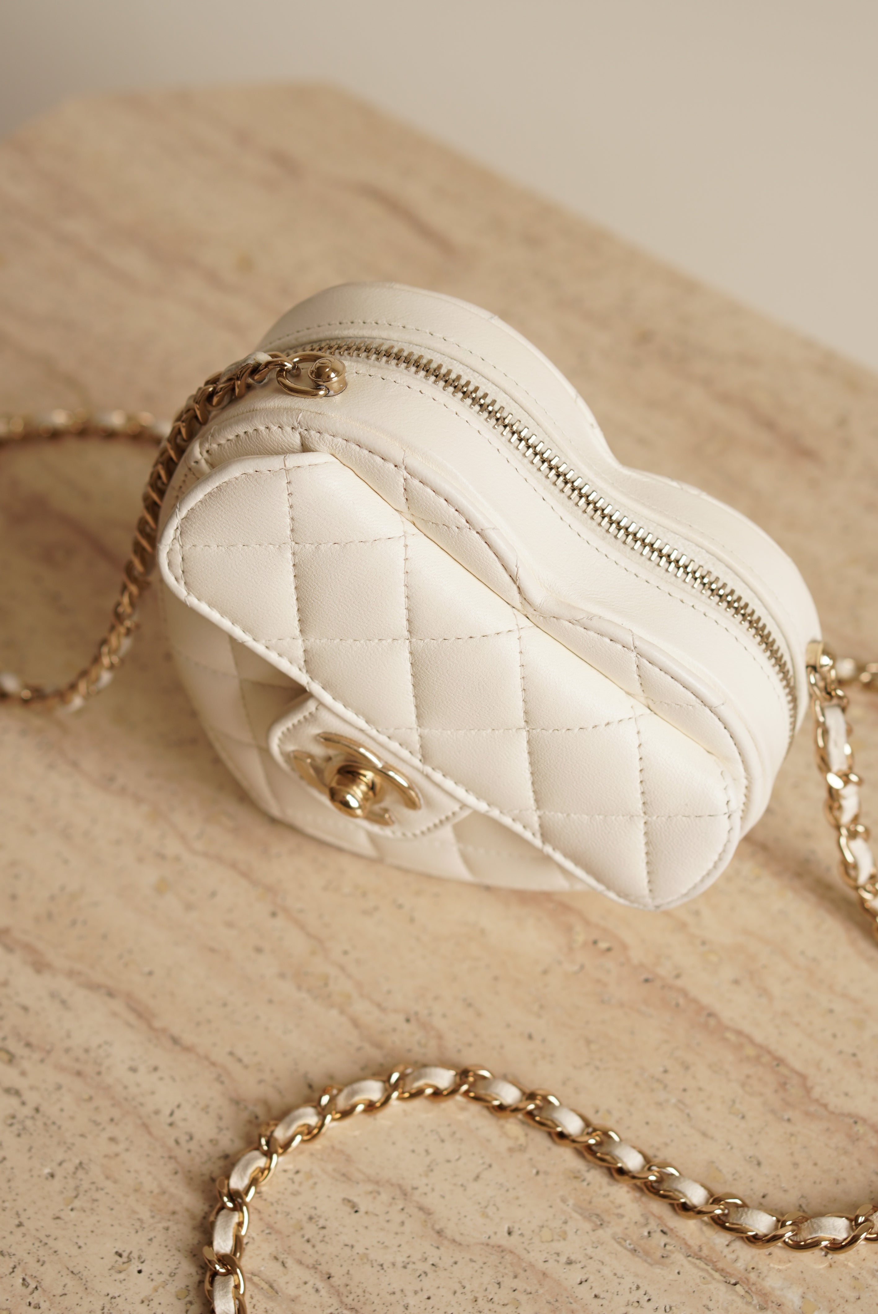 CHANEL 22S SMALL HEART BAG | WHITE