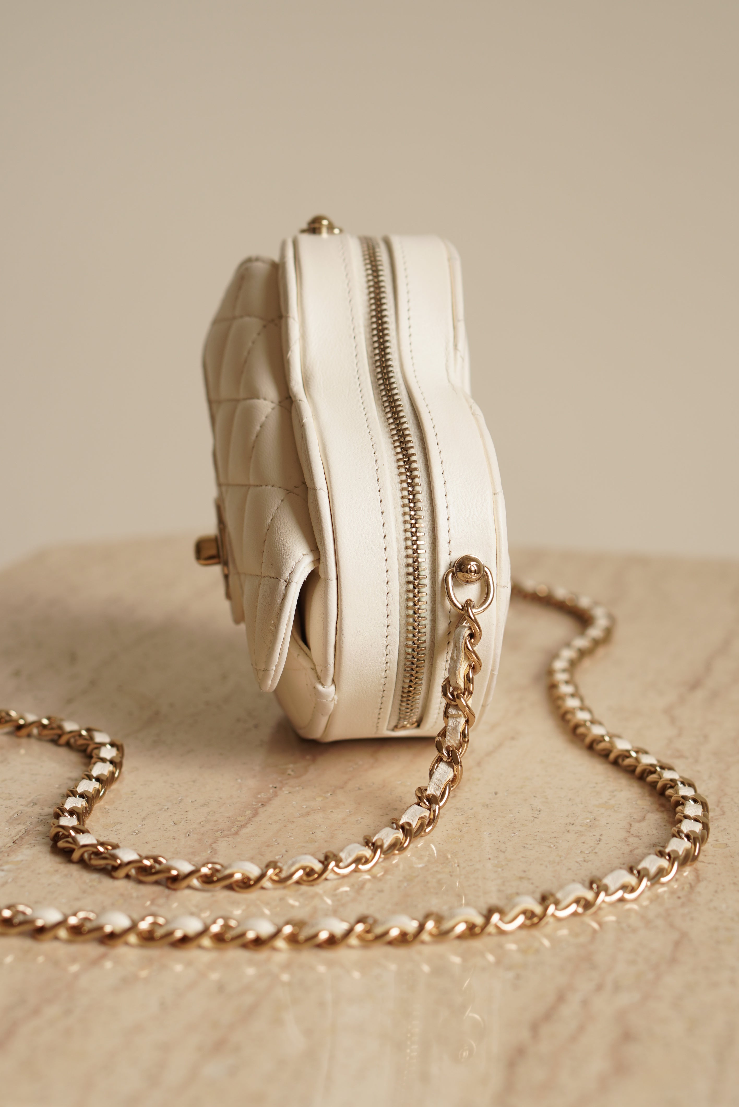 CHANEL 22S SMALL HEART BAG | WHITE