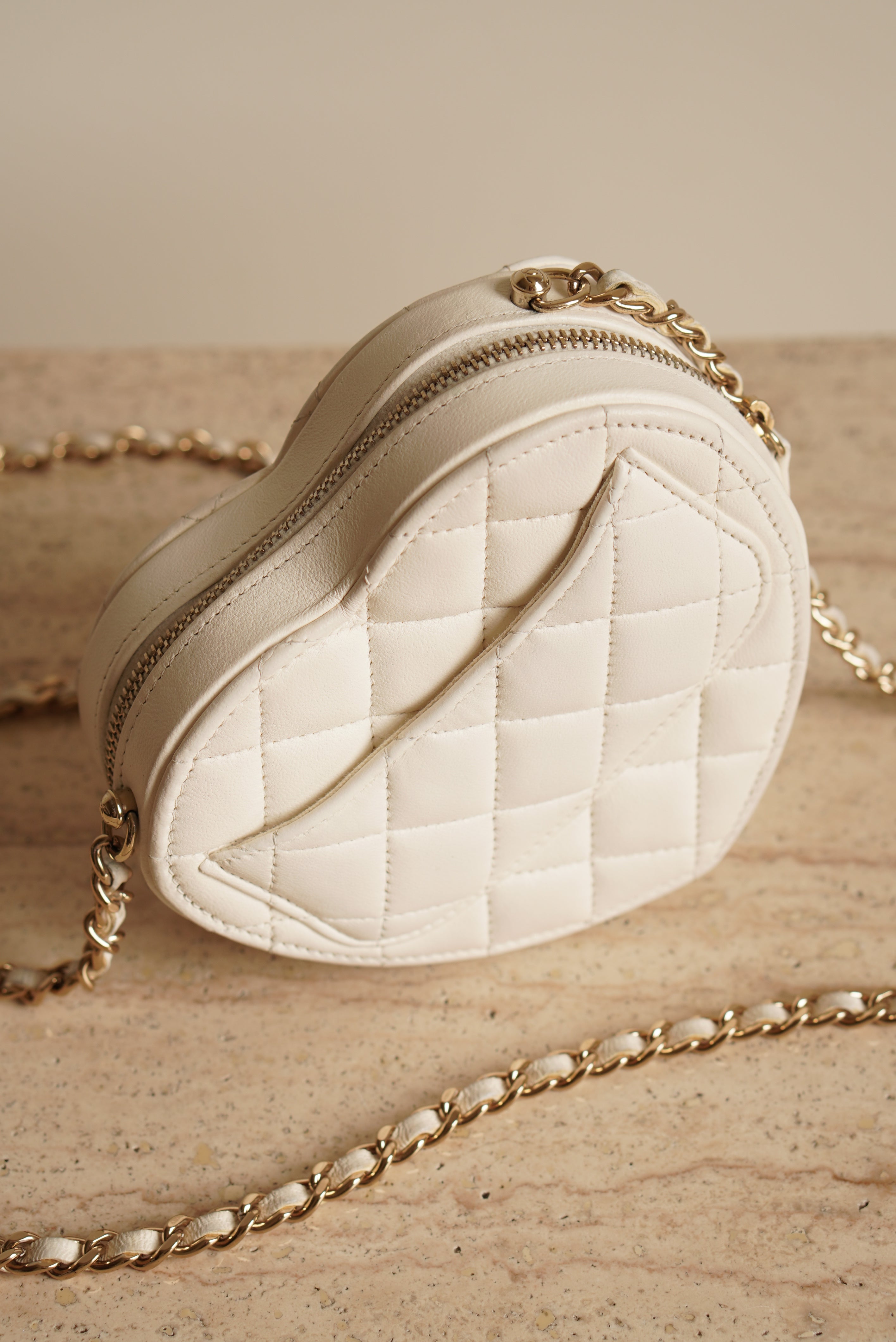 CHANEL 22S SMALL HEART BAG | WHITE