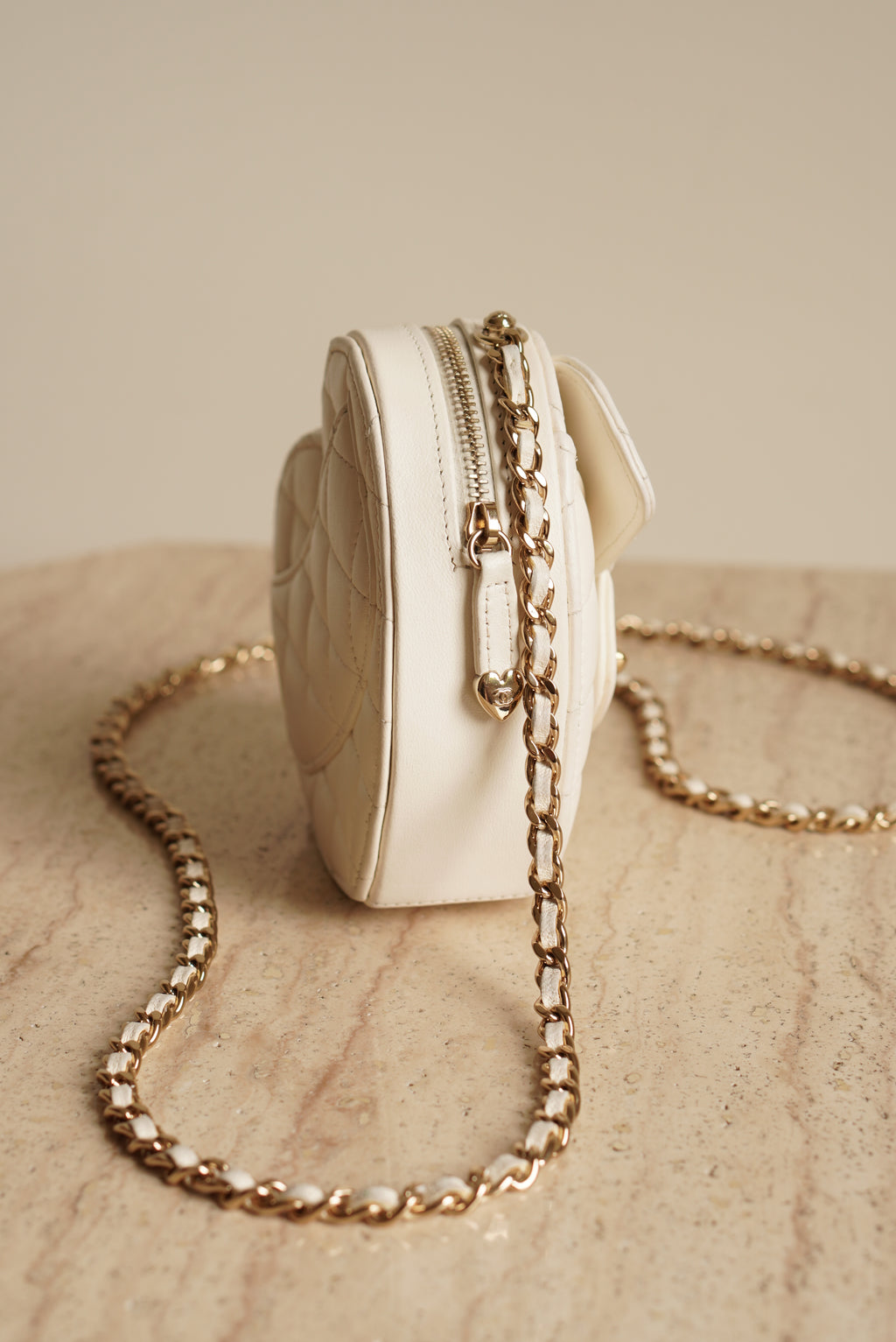 CHANEL 22S SMALL HEART BAG | WHITE