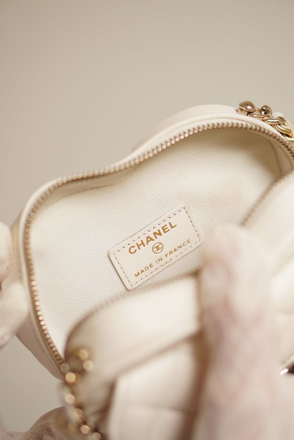 CHANEL 22S SMALL HEART BAG | WHITE