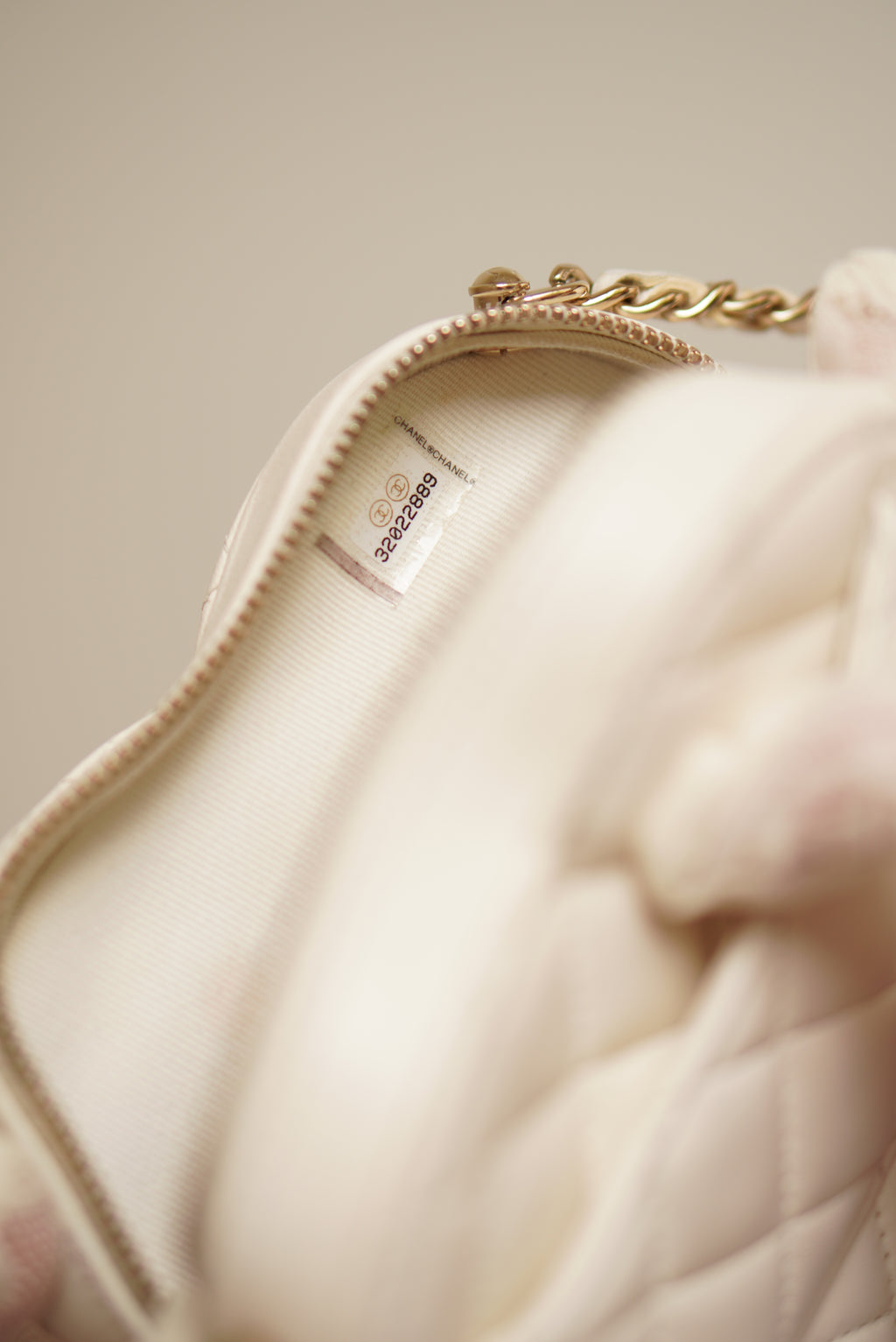 CHANEL 22S SMALL HEART BAG | WHITE