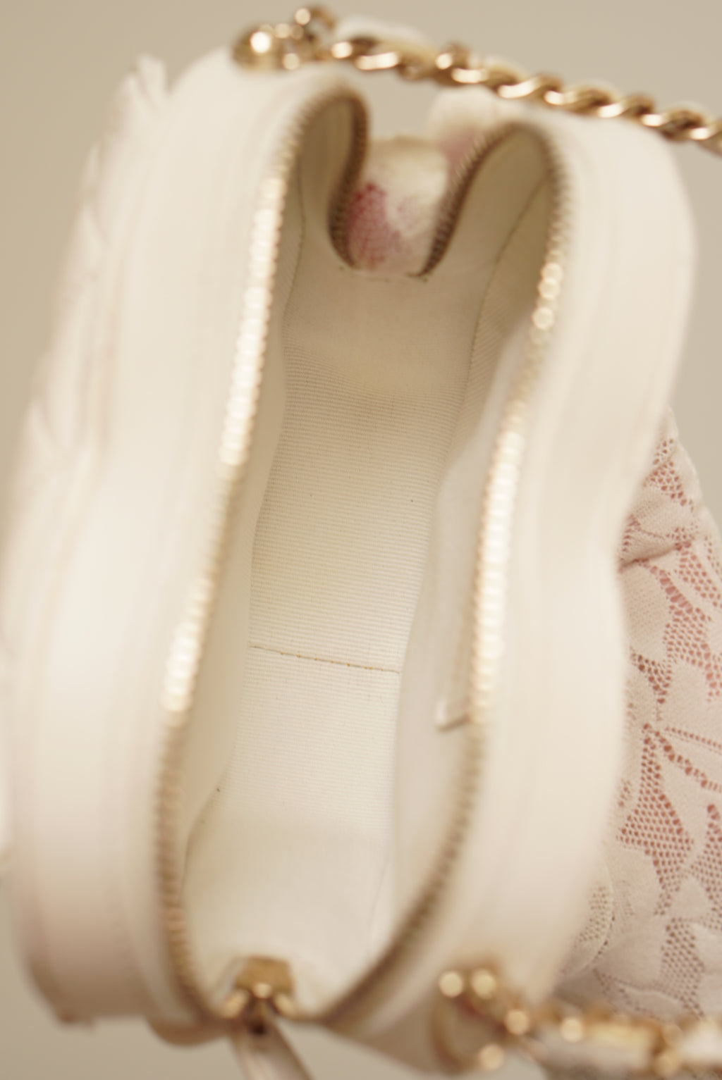 CHANEL 22S SMALL HEART BAG | WHITE