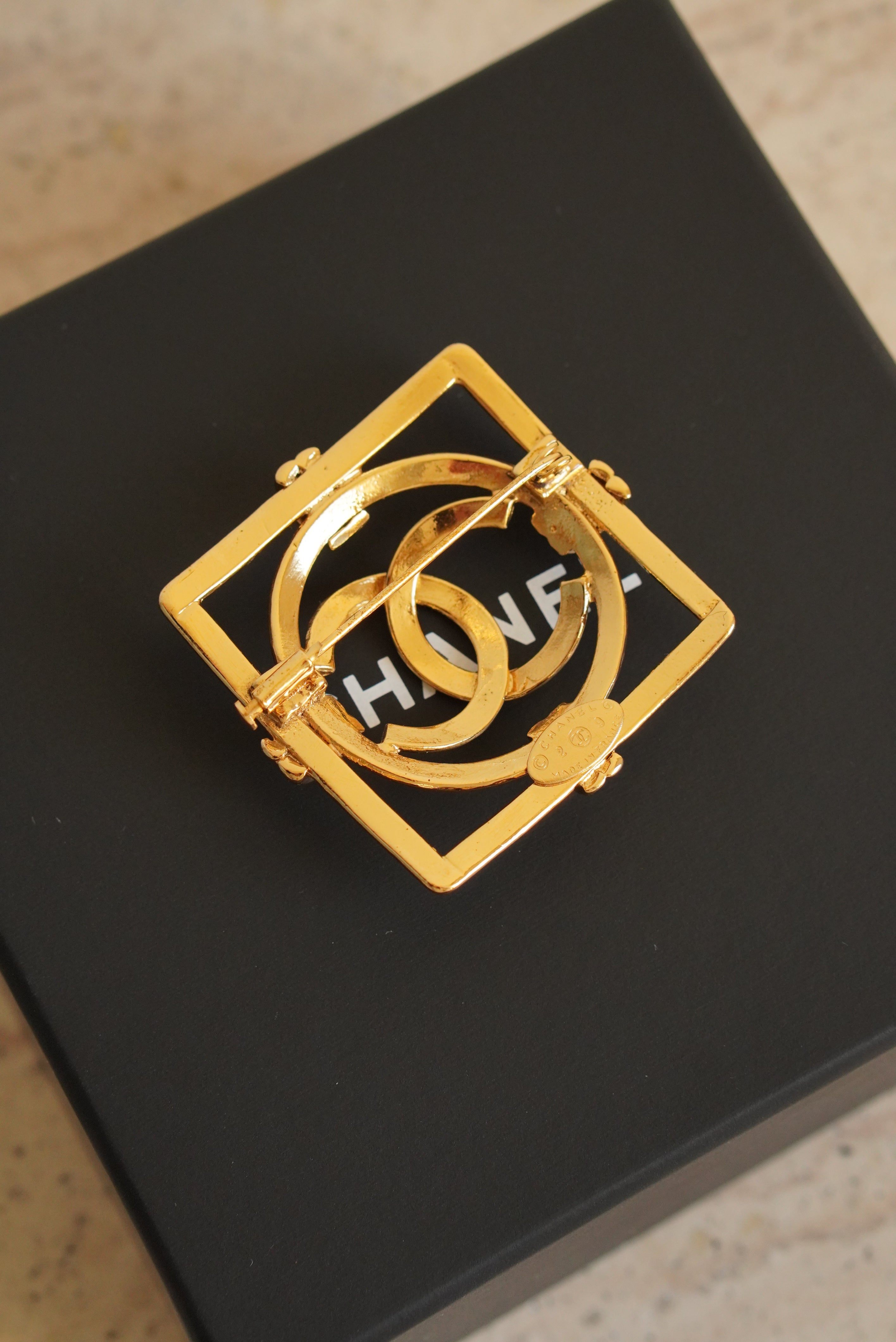 CHANEL BROOCH SQUARE