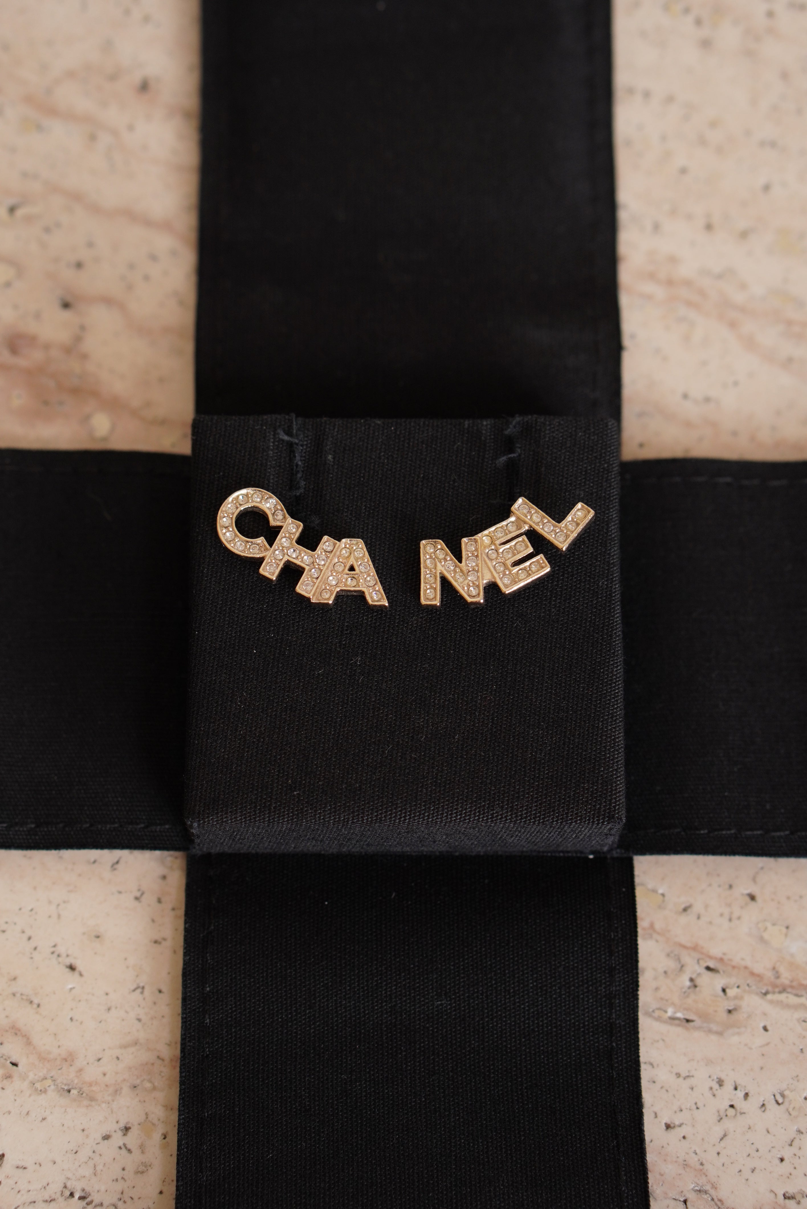 CHANEL EARRINGS A19 B