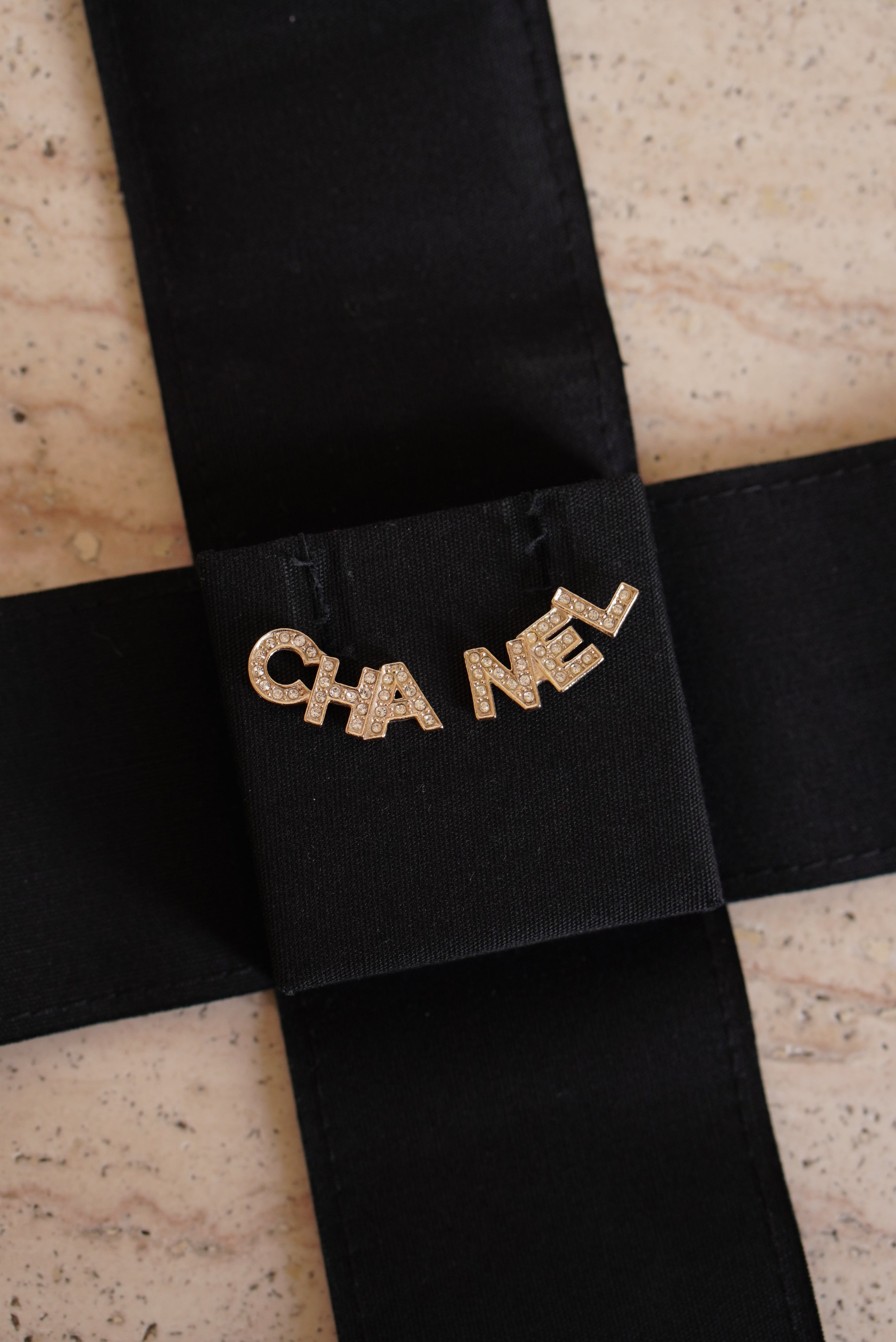CHANEL EARRINGS A19 B