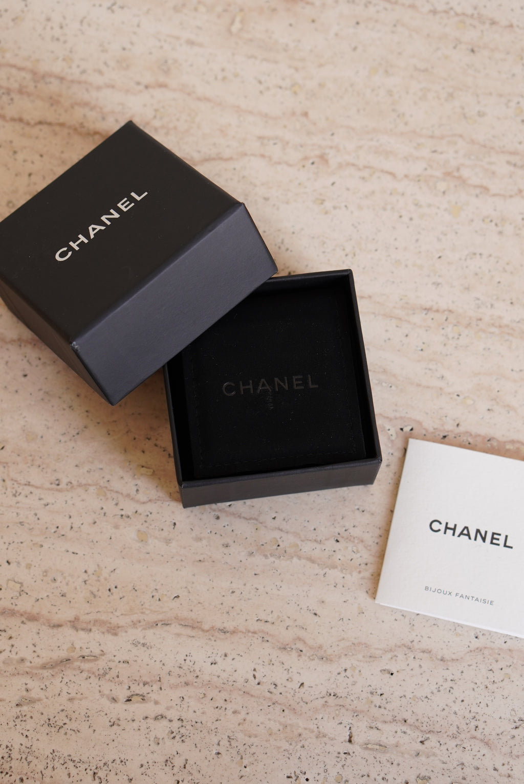 CHANEL EARRINGS A19 B