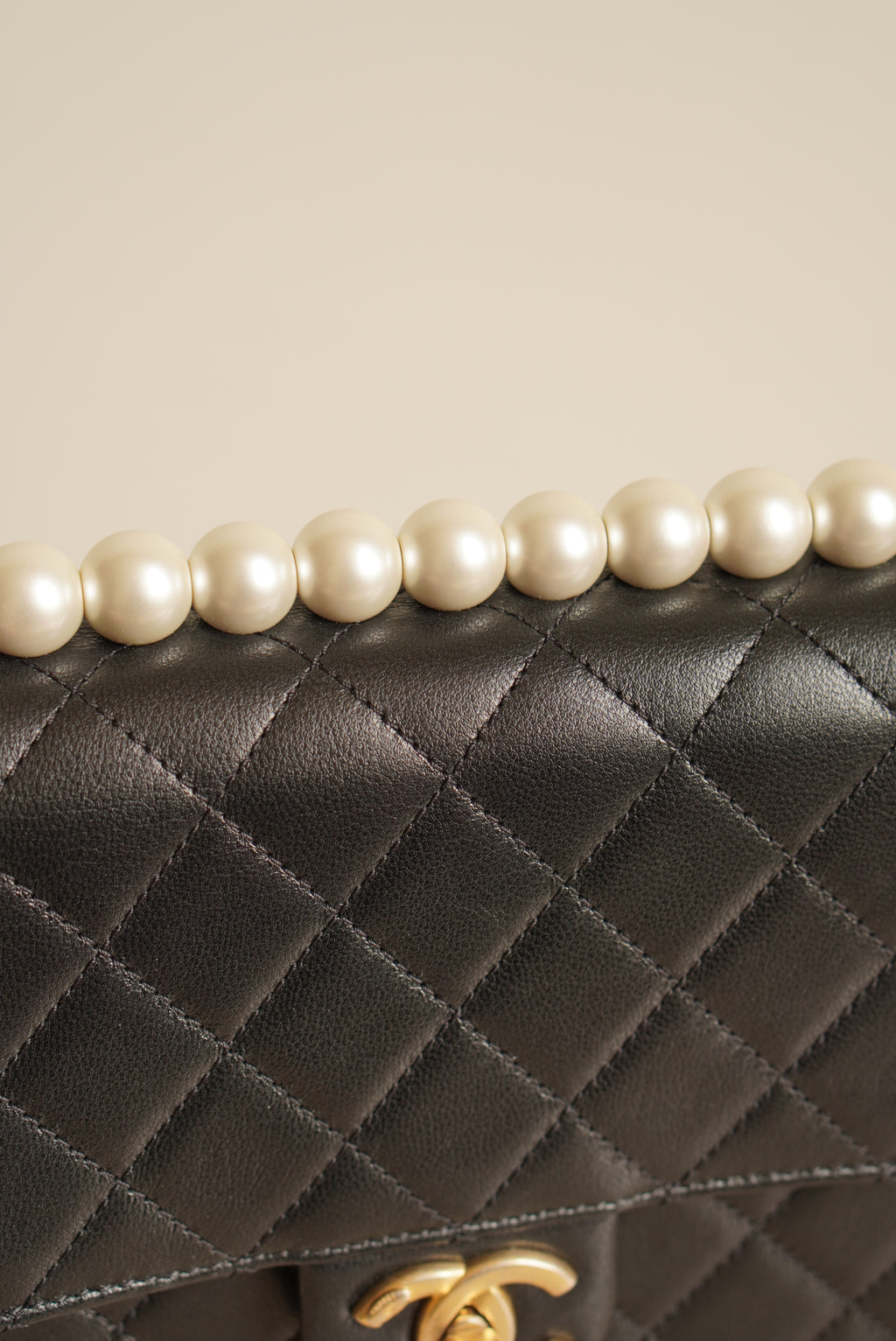 CHANEL 19S CHIC PEARL FLAP BAG | BLACK