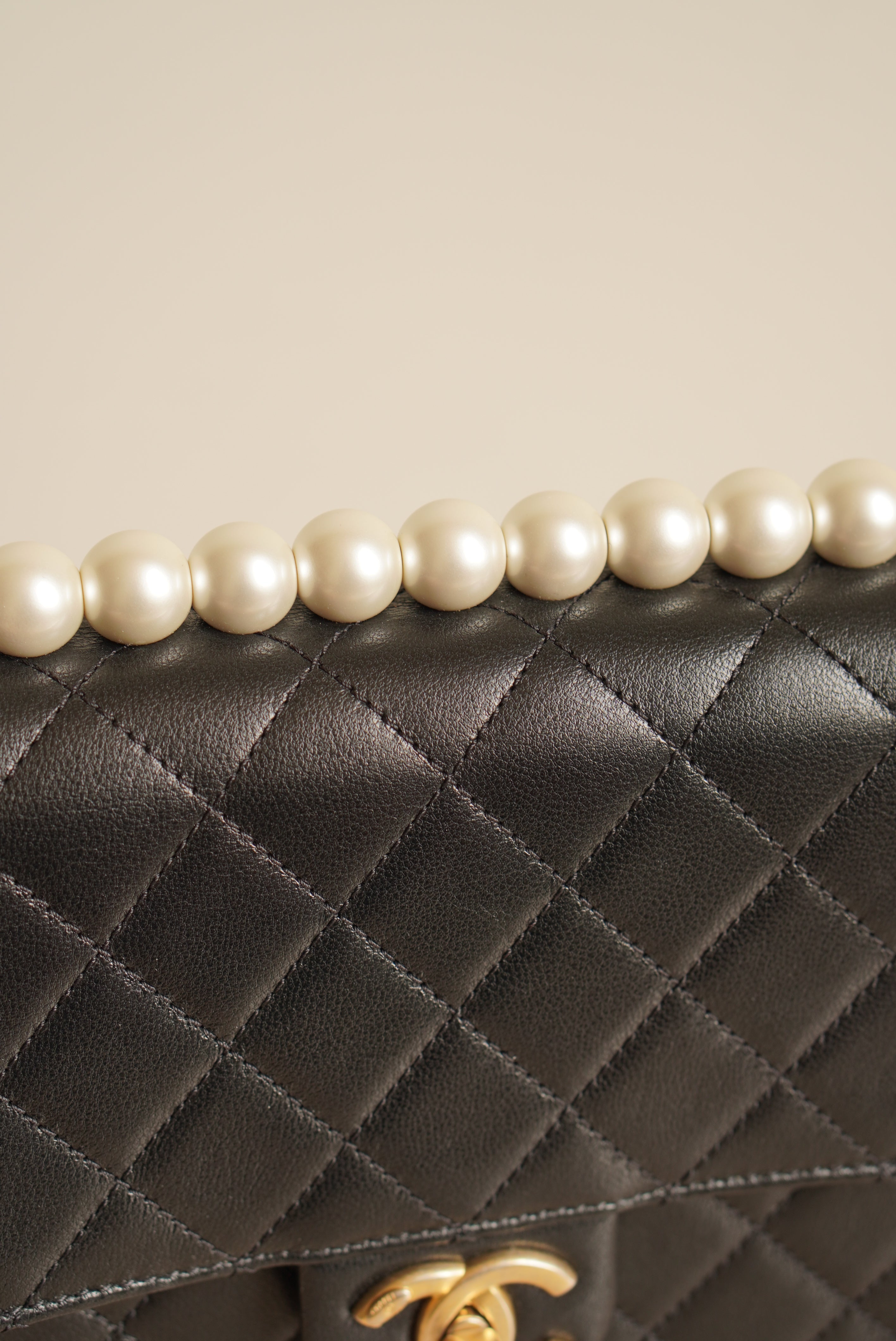 CHANEL 19S CHIC PEARL FLAP BAG | BLACK