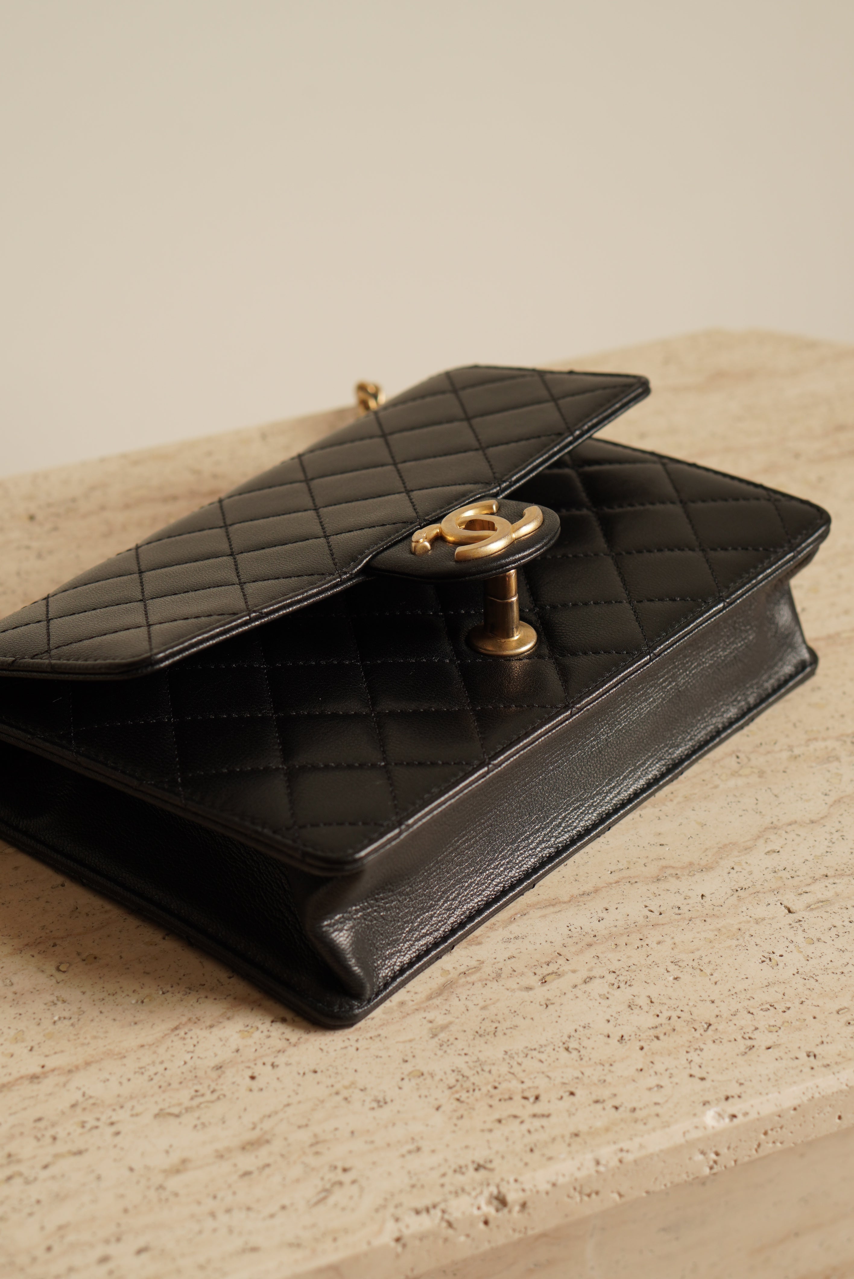 CHANEL 19S CHIC PEARL FLAP BAG | BLACK